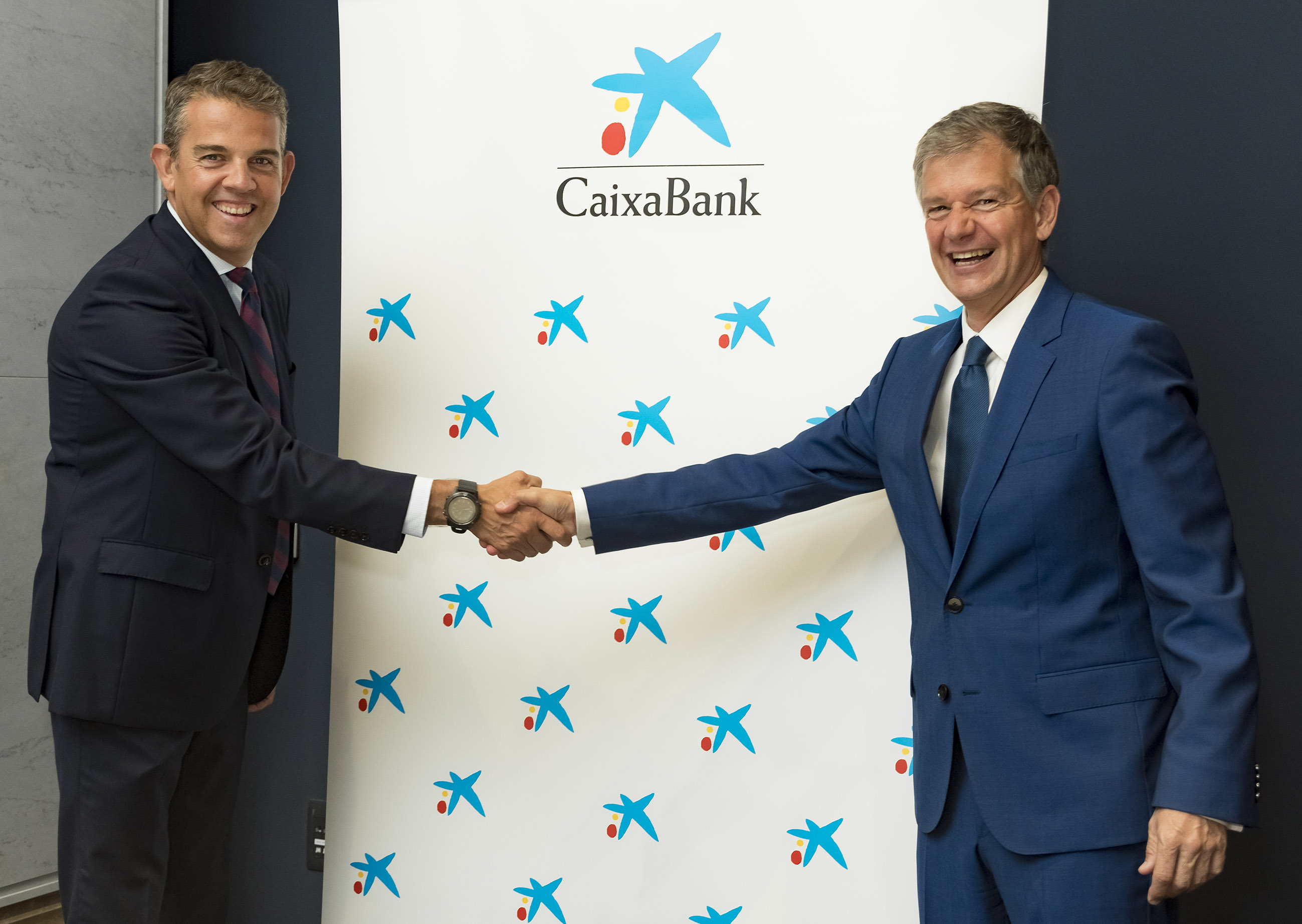 Xavi Costa i Vicente Sanz renoven l’acord entre l’entitat financera Caixabank i SD Correcaminos