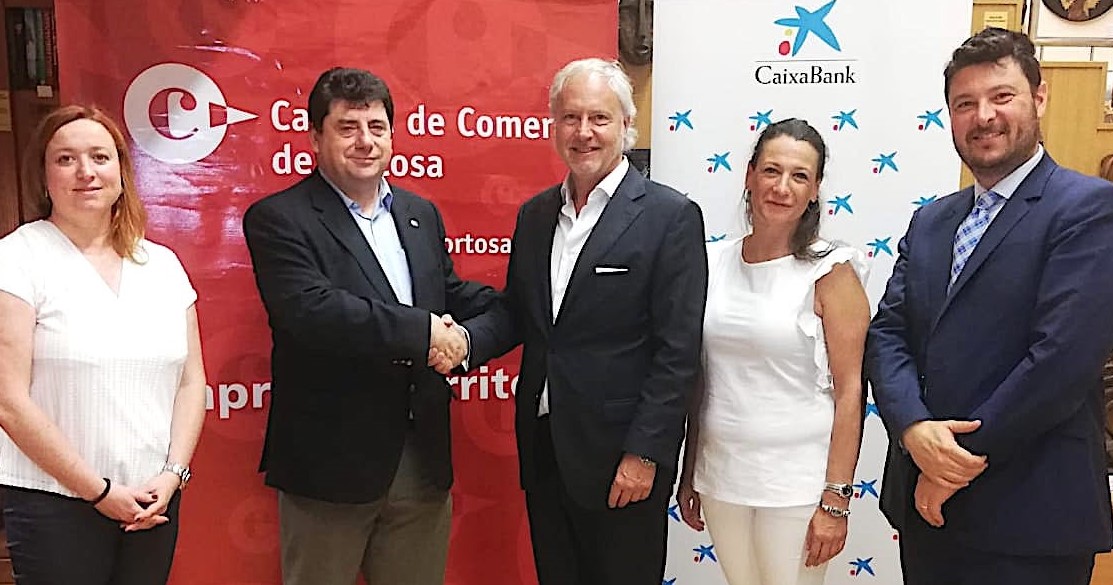 Los representantes de ambas instituciones firmen el acuerdo entre Caixabank y la Cambra de Comerç de Tortosa