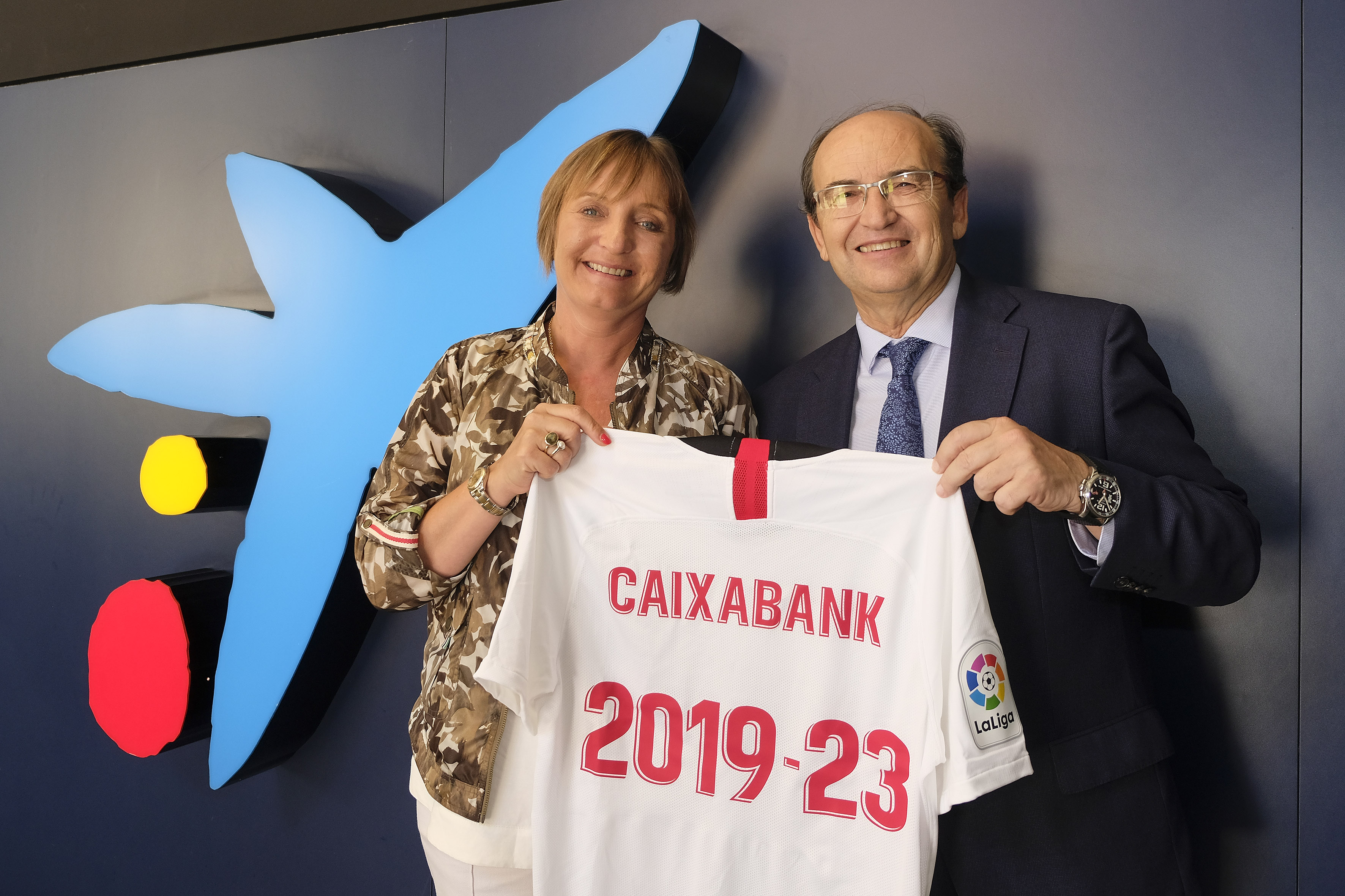 Chus Catalá, directora territorial de CaixaBank en Andalucía Occidental, y José Castro, presidente del Sevilla FC
