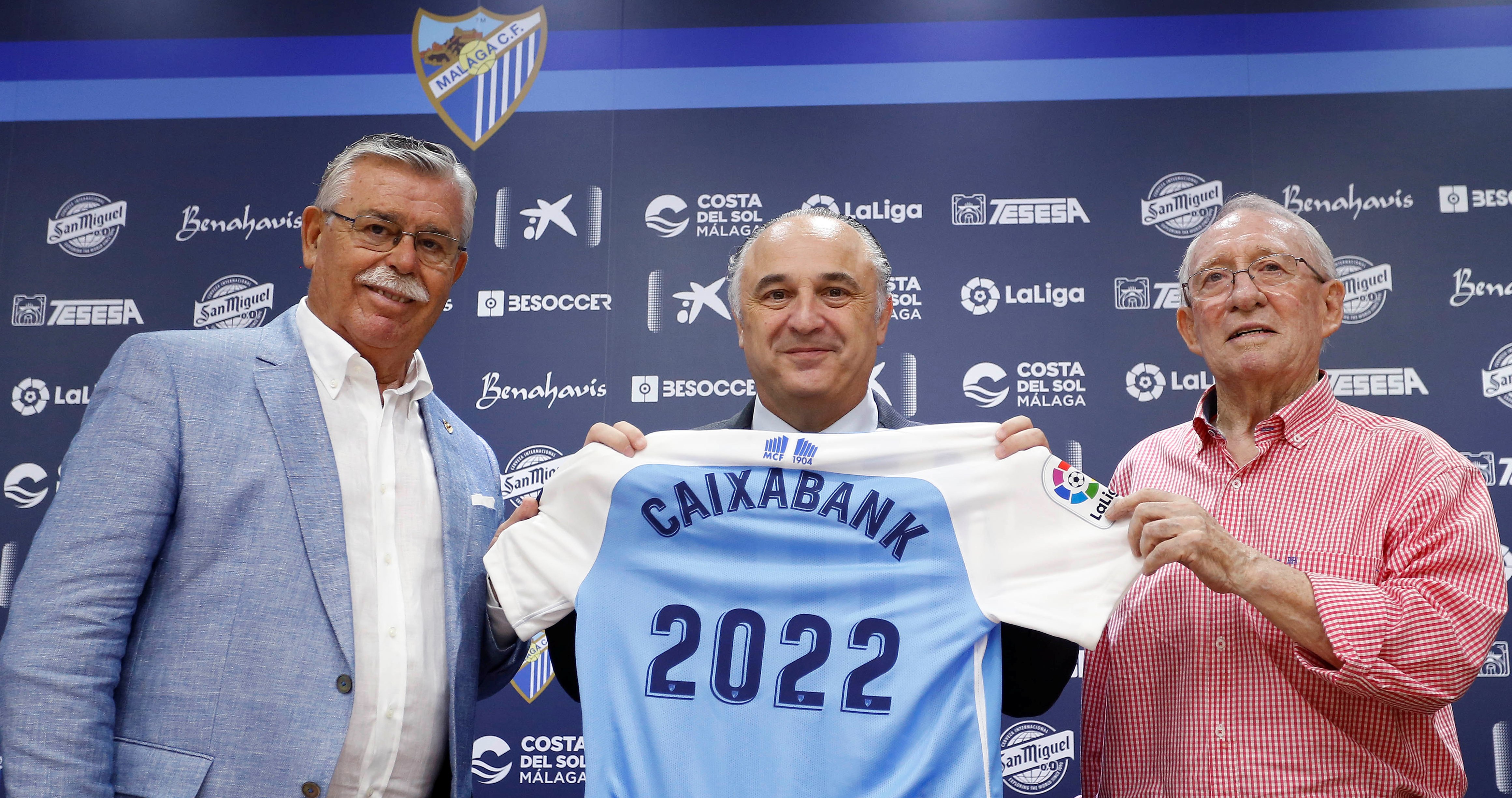 La firma del acuerdo ha contado con la presencia del consejero de Relaciones Públicas e Institucionales del Málaga CF, Francisco Martín Aguilar; el consejero consultivo, Antonio Benítez; y el director territorial de CaixaBank en Andalucía Oriental, Juan Ignacio Zafra