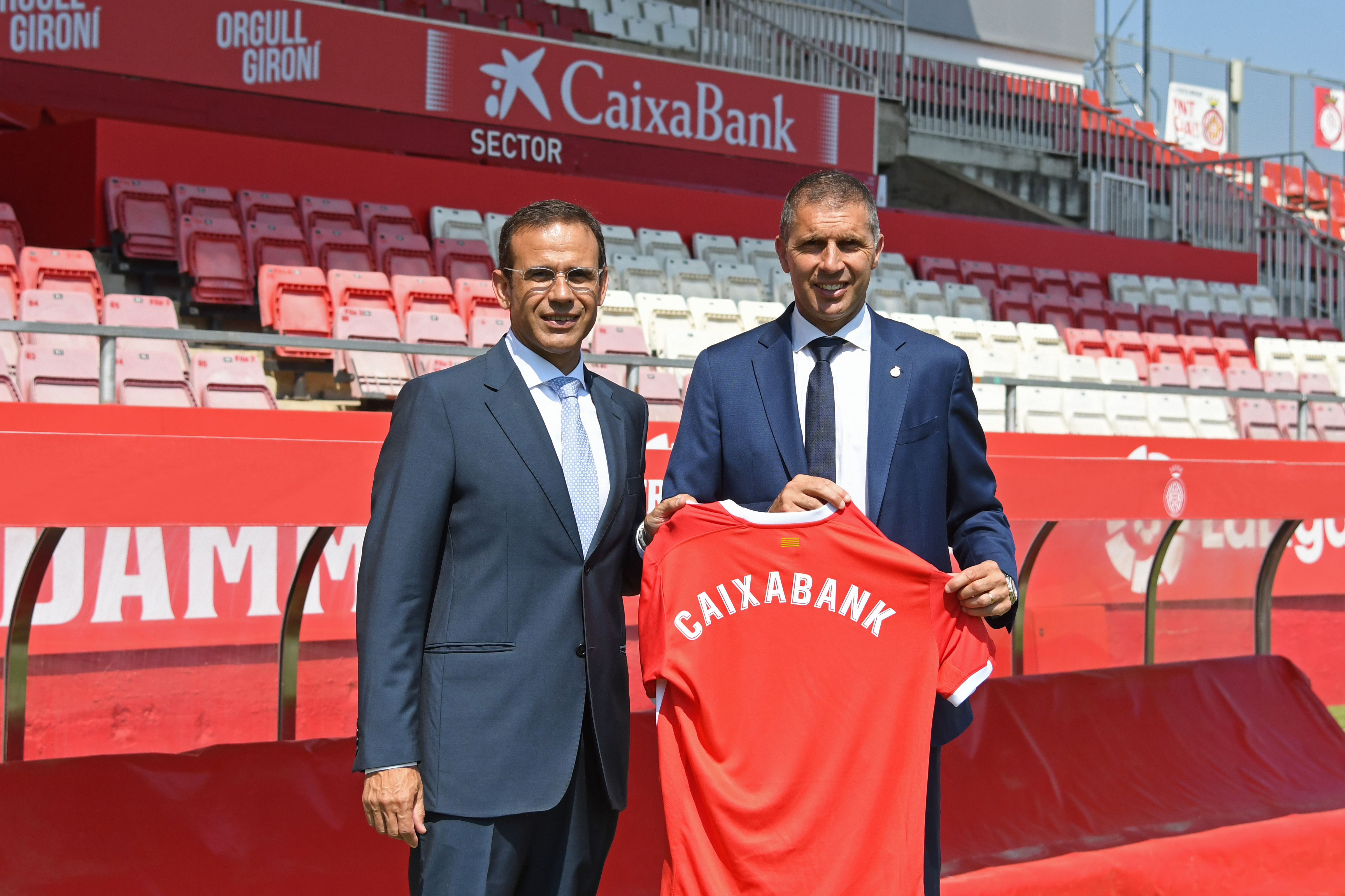 Jaume Masana, director territorial de CaixaBank en Cataluña, y Deflí Geli, presidente del Girona CF, han firmado este nuevo acuerdo