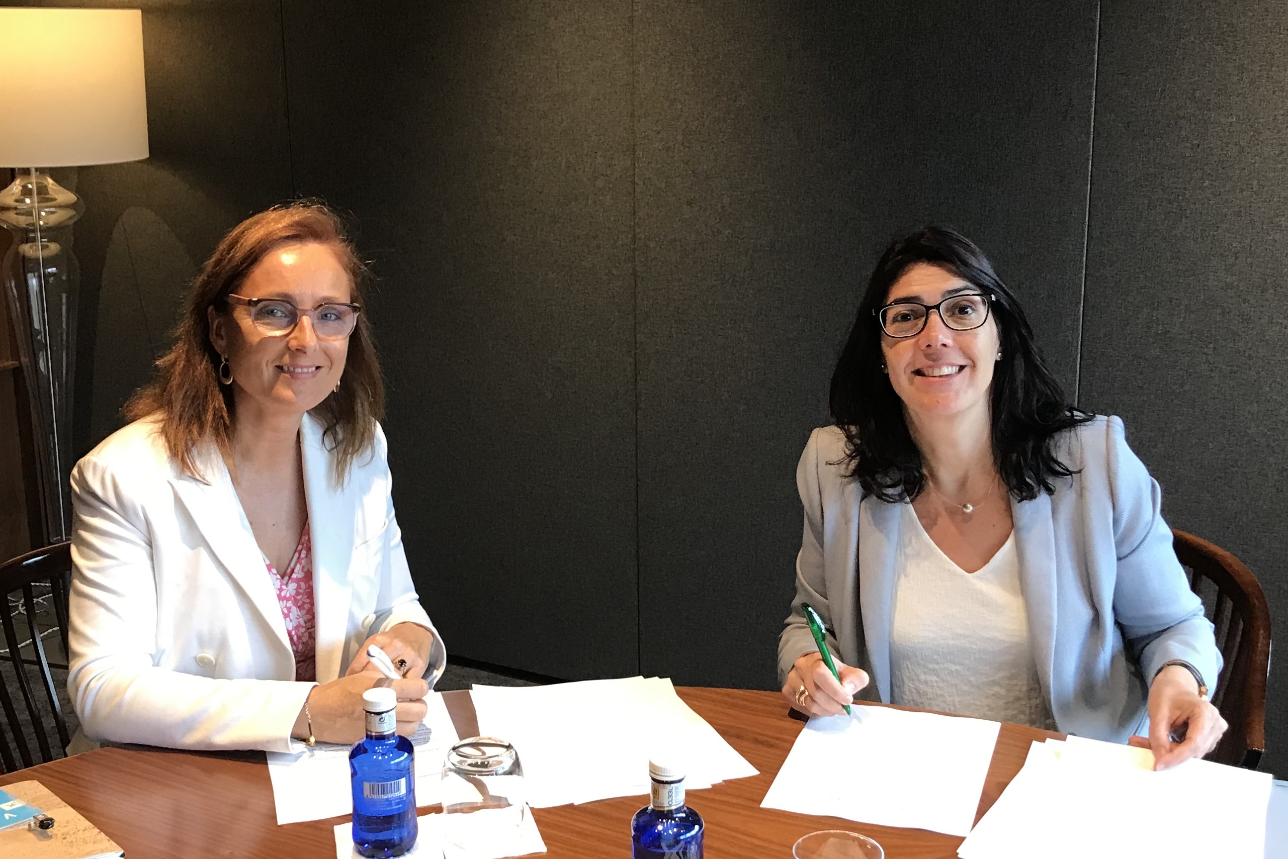 Mireia Torres, presidenta de la Plataforma Tecnológica del Vino, y Carme Sabrí, directora de AgroBank.