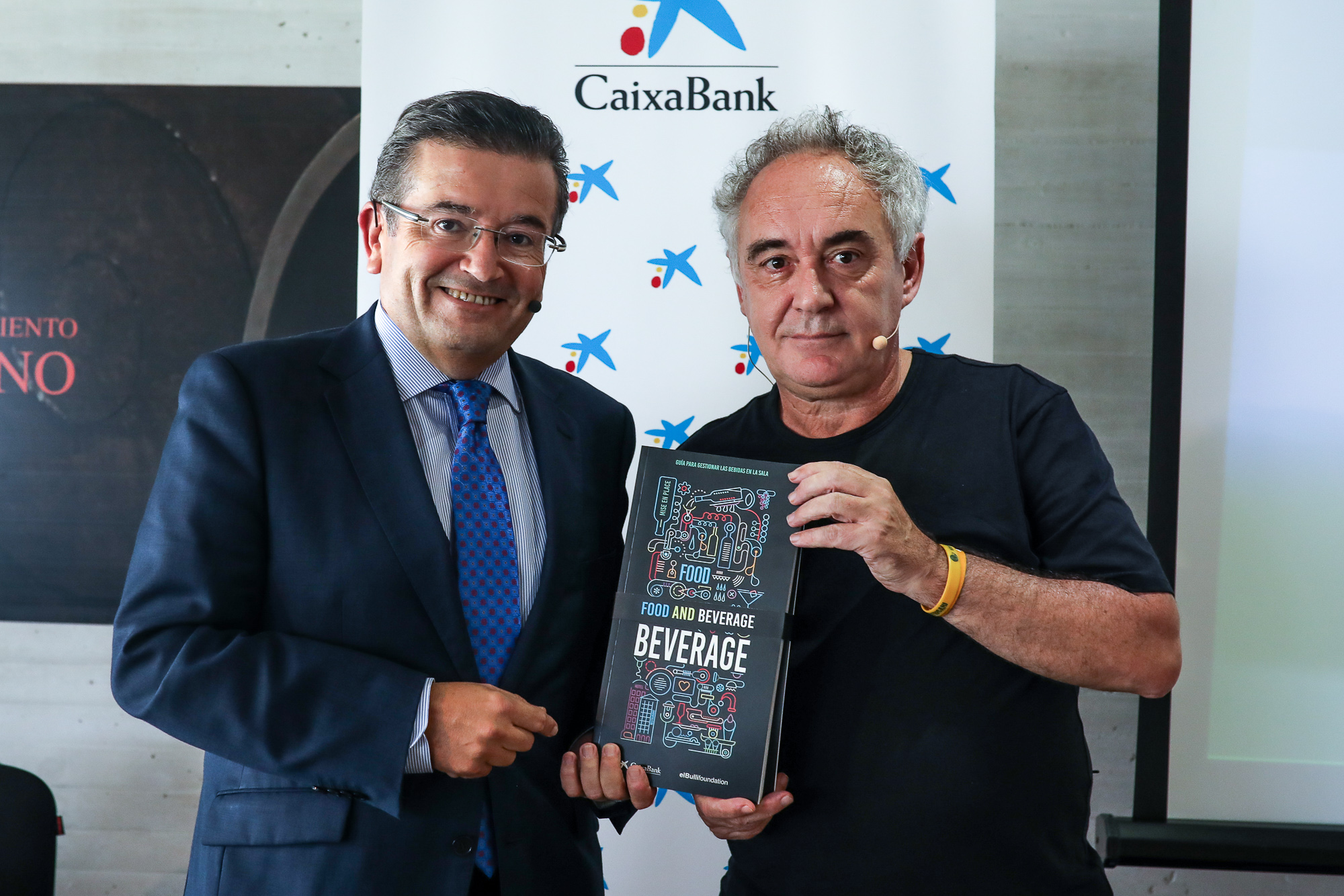 Juan Ramón Fuertes, director territorial de CaixaBank, y el chef Ferrán Adriá en la presentación de la guía Food and Beverage.