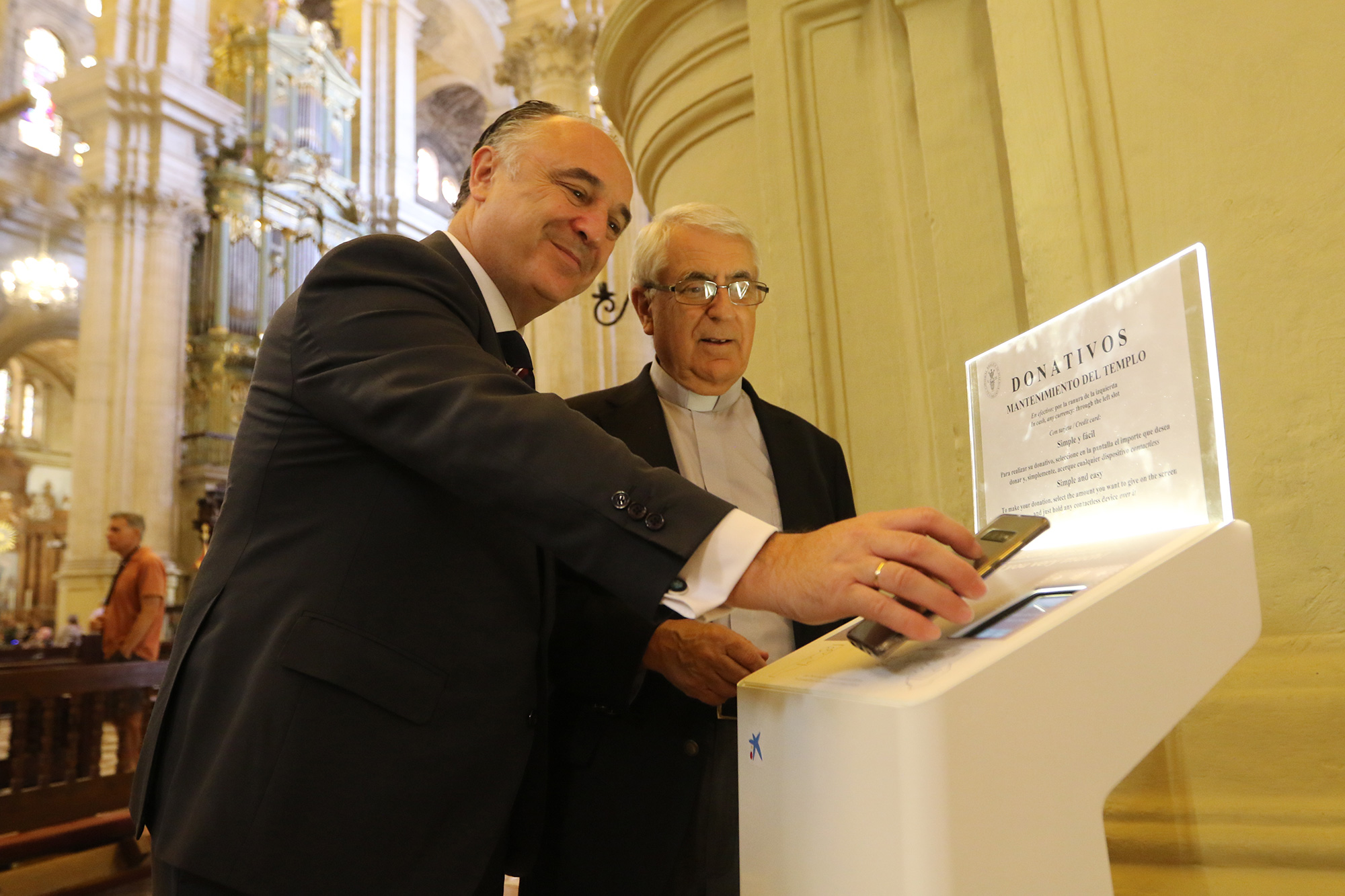 CaixaBank instala en Catedral de Málaga dos “cepillos digitales”