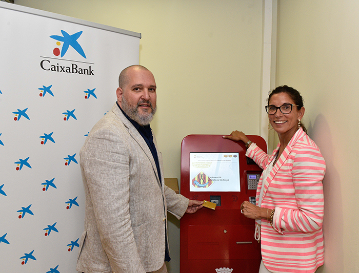 Sergio Fernández Mesa, teniente alcalde EconomÍa y Administración de Cornellà de Llobregat, y Maria Alsina, directora territorial de CaixaBank en Barcelona