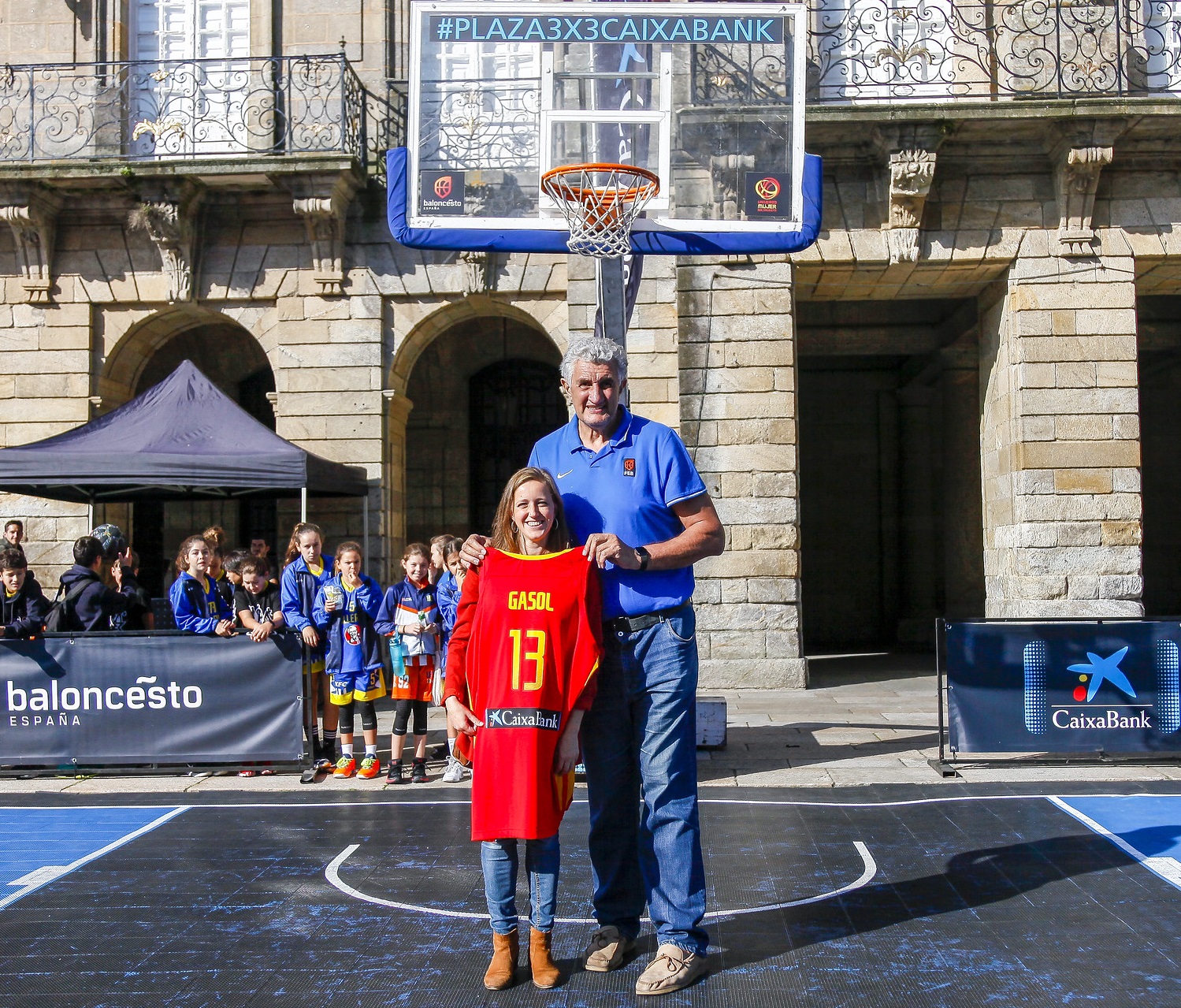 La santiaguesa Ana Otero luce la camiseta de Marc Gasol en el Mundial de baloncesto 