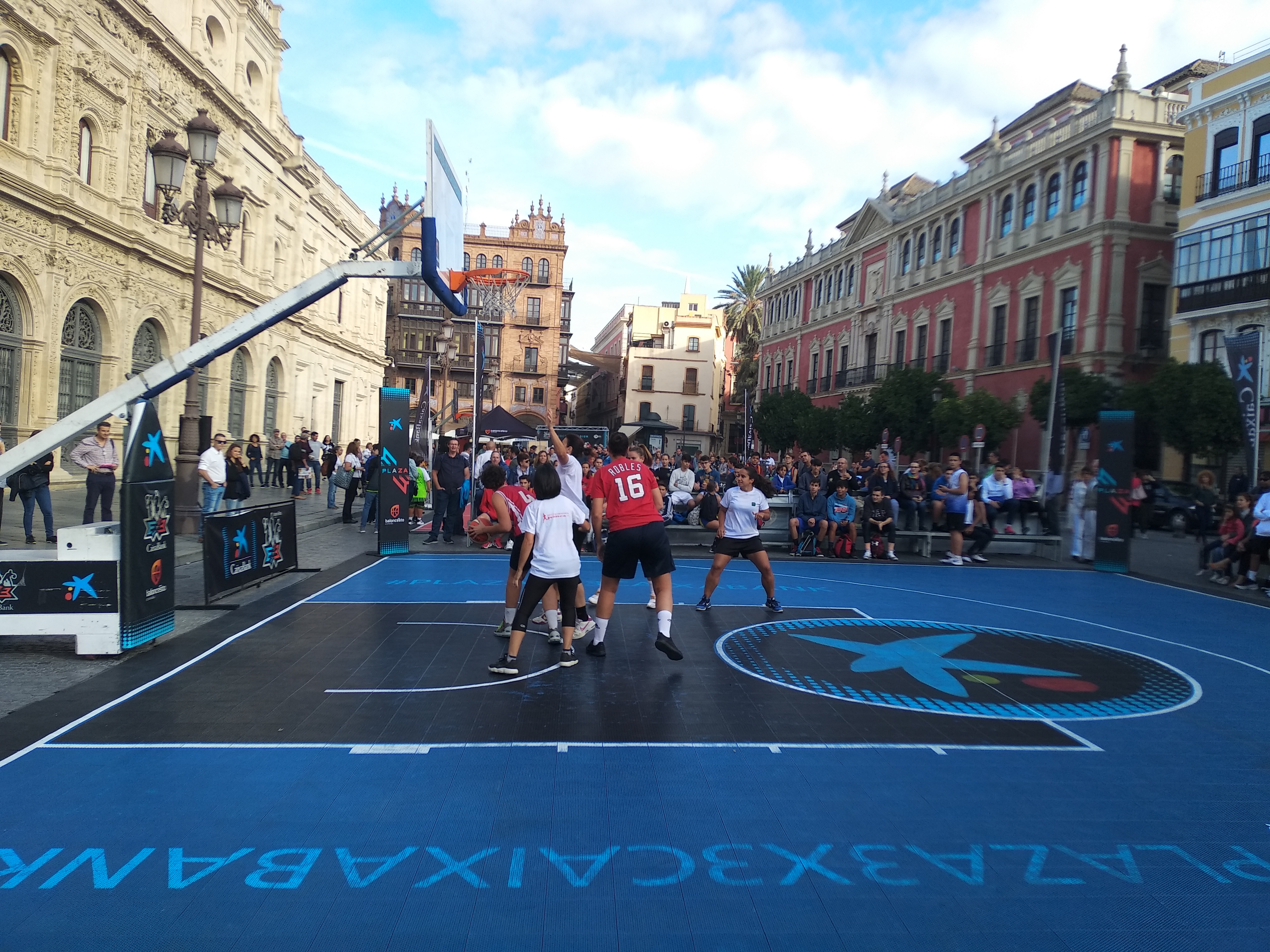 jugadores participando en el Baloncesto 3x3 Plaza en la plaza de San Francisco de Sevilla.