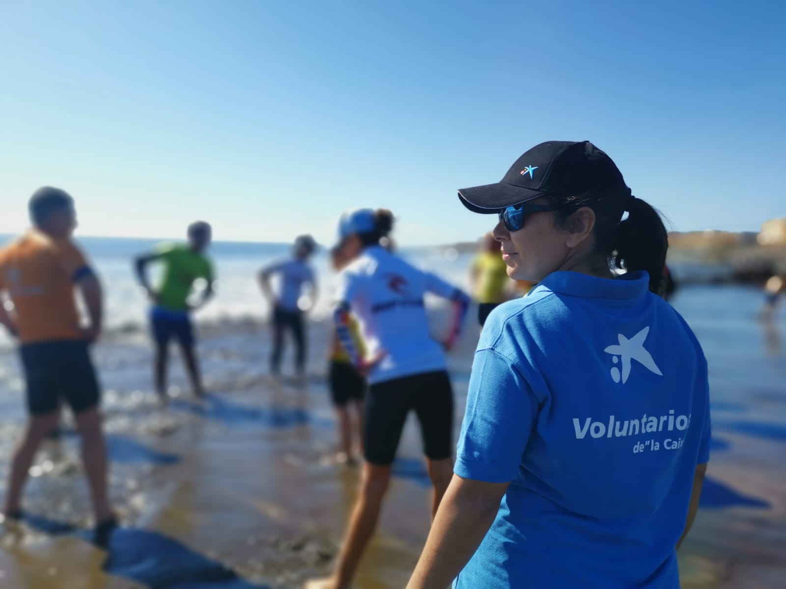 Voluntarios de Canarias pusieron su granito de arena en una actividad organizada por la Asociación Tinerfeña de Trisómicos 21, en la que acompañaron a chicos y chicas con diversidad funcional en su iniciación al surf. La actividad se desarrolló de la mano de la escuela Fitenia Surf Shop en la playa de Médano – El Cabezo.