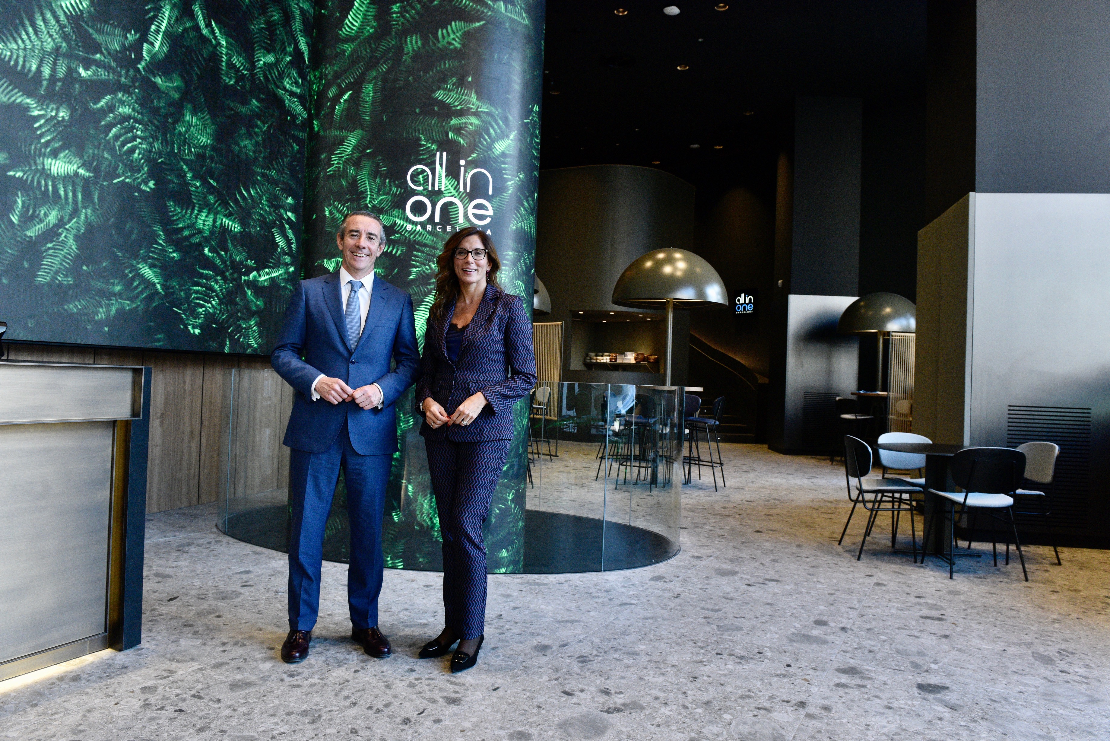 Juan Antonio Alcaraz, director general de CaixaBank, y María Alsina, directora territorial de CaixaBank en Barcelona