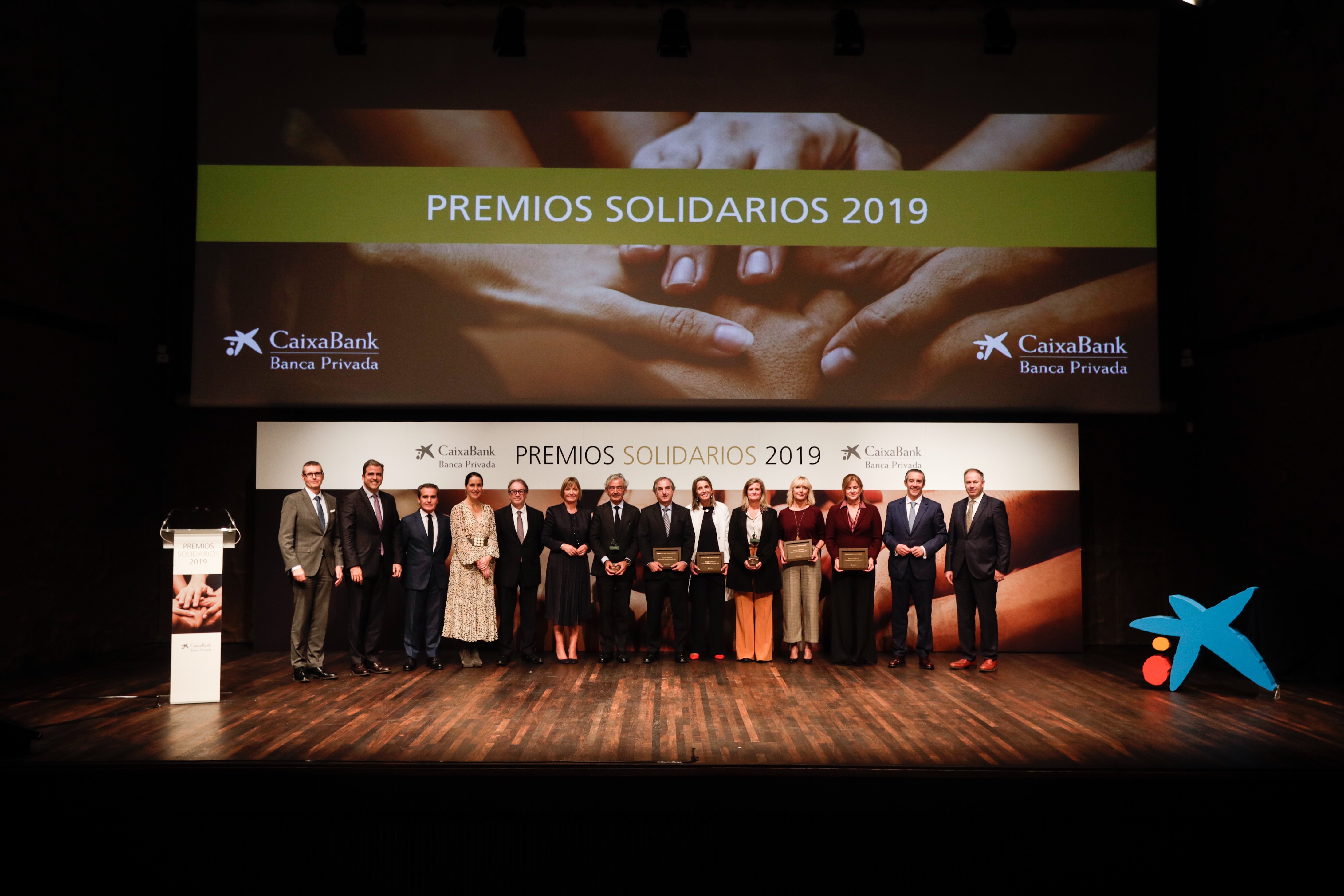 Los ganadores de los Premios Solidarios 2019 junto con directivos de CaixaBank.