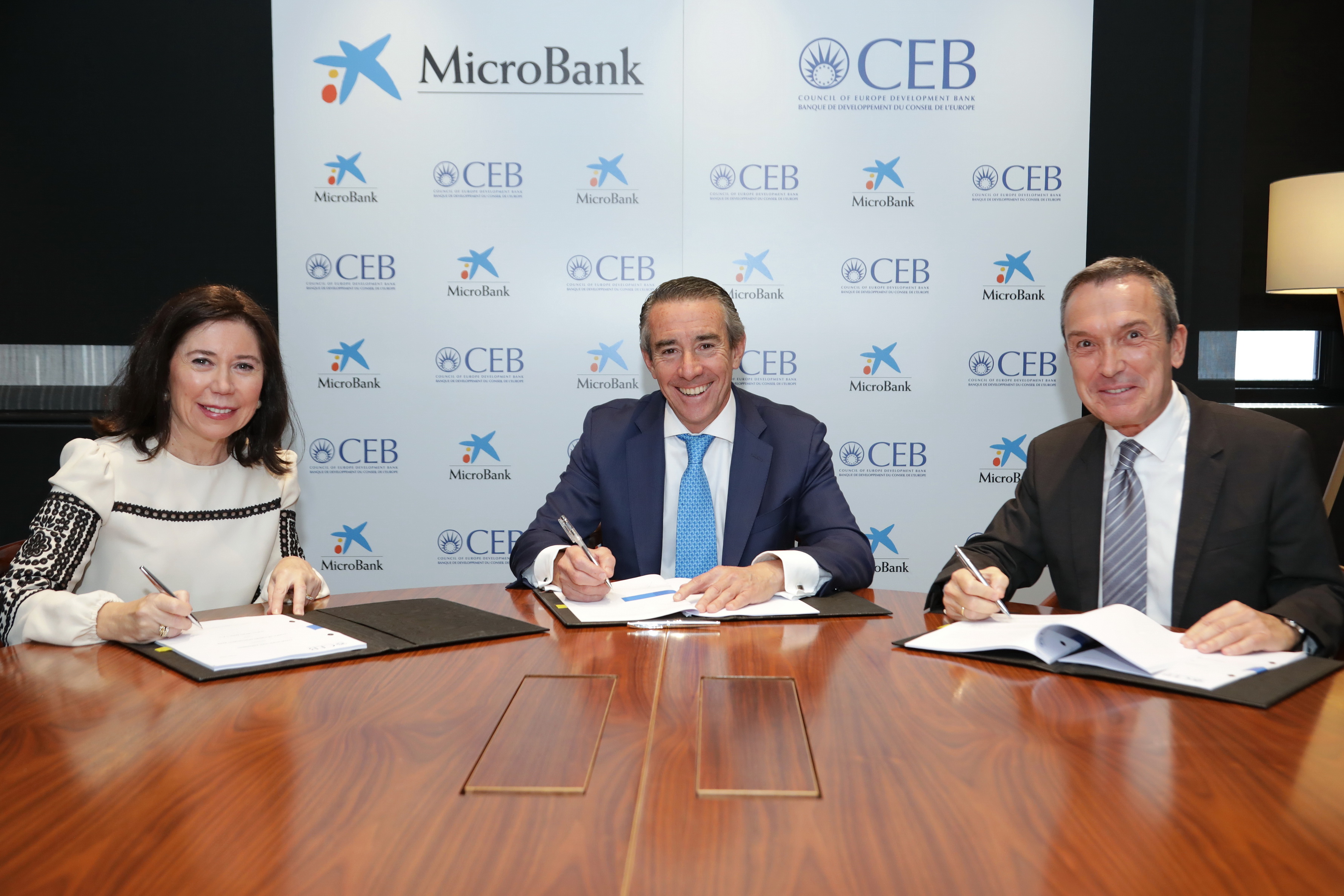 De izquierda a derecha, Rosa María Sánchez-Yebra, vicegobernadora del CEB; Juan Antonio Alcaraz, director general de CaixaBank; y Juan Carlos Gallego, presidente de MicroBank.
