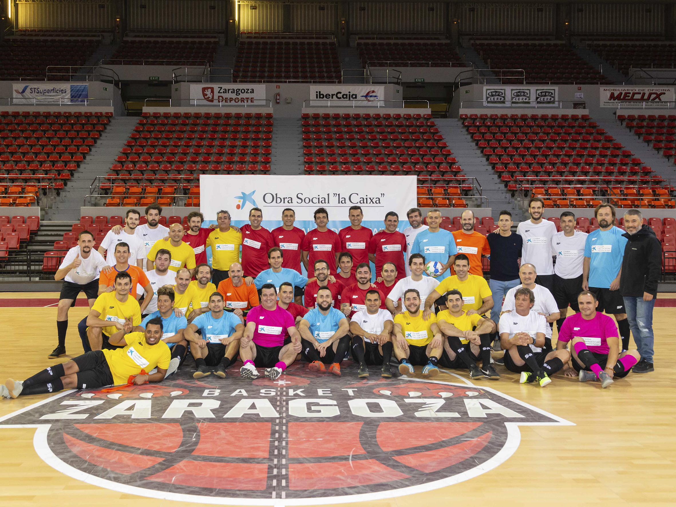 En el encuentro fútbol han participado reclusos, funcionarios del centro penitenciario de Zuera, y empleados y clientes de CaixaBank