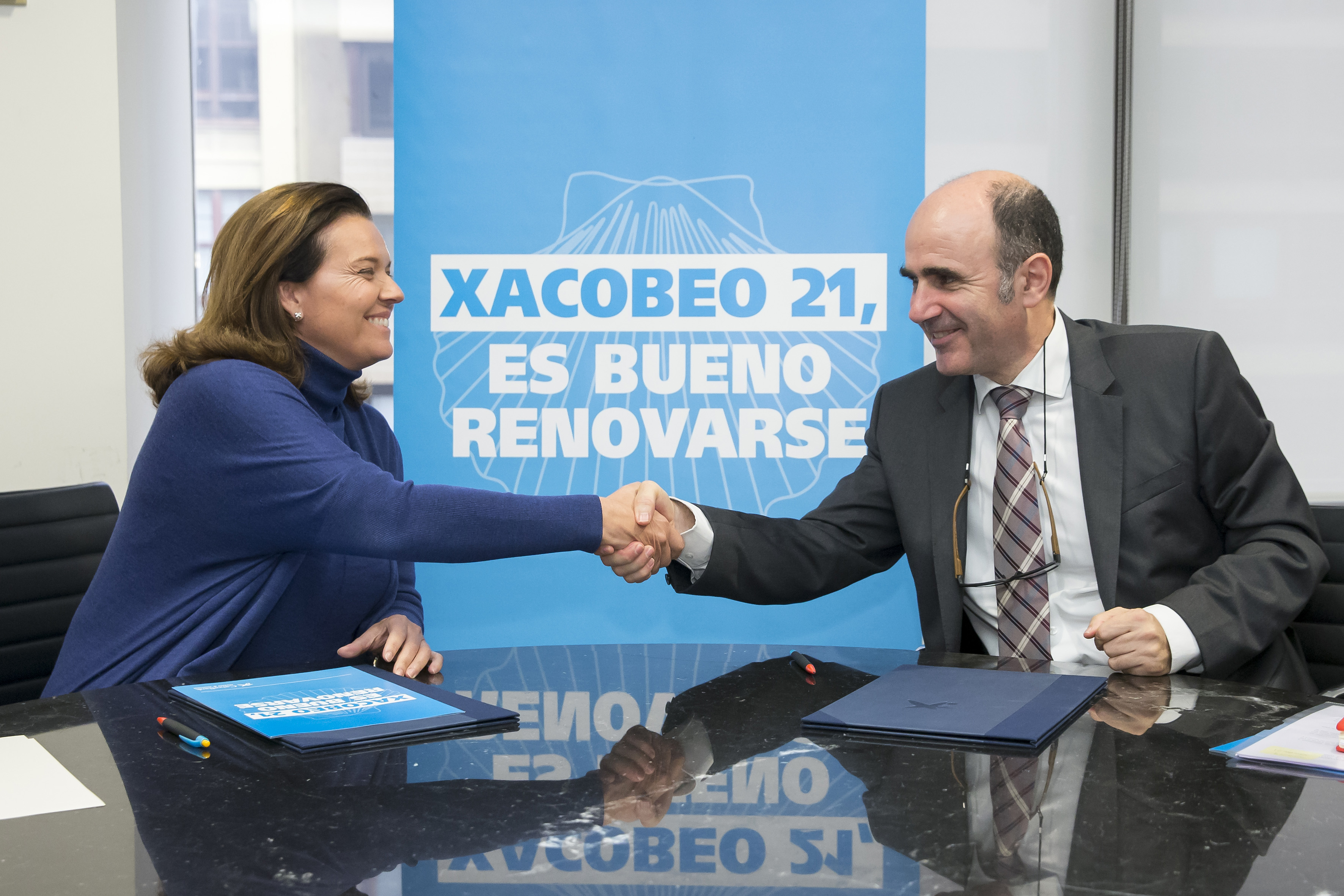 Ana Díez Fontana, directora territorial de CaixaBank a Navarra, i Manu Ayerdi, Conseller de Desenvolupament Econòmic i Empresarial del Govern de Navarra.