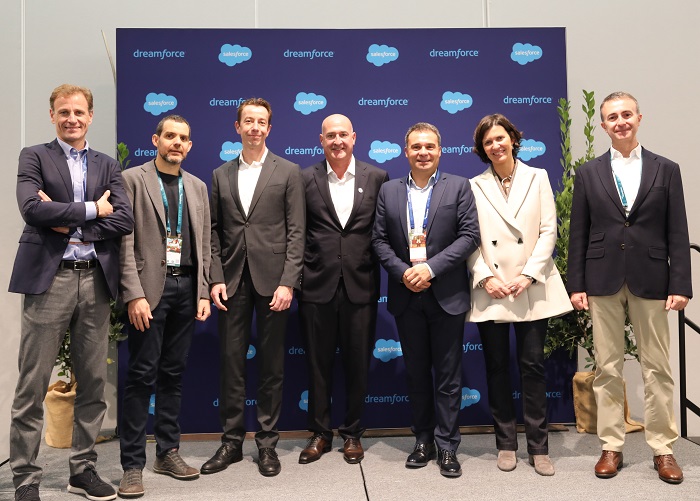 Directivos de CaixaBank y Salesforce, en el acto de firma del acuerdo