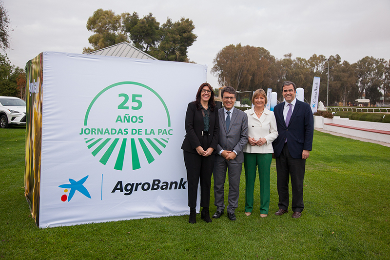 Carme Sabrí, directora de AgroBank; Fernando Miranda, secretari general d´Agricultura del Ministeri d´Agricultura i Pesca; María Jesús Catalá, directora territorial de CaixaBank a Andalusia Occidental; Víctor Allende, director executiu de Banca Privada de CaixaBank.