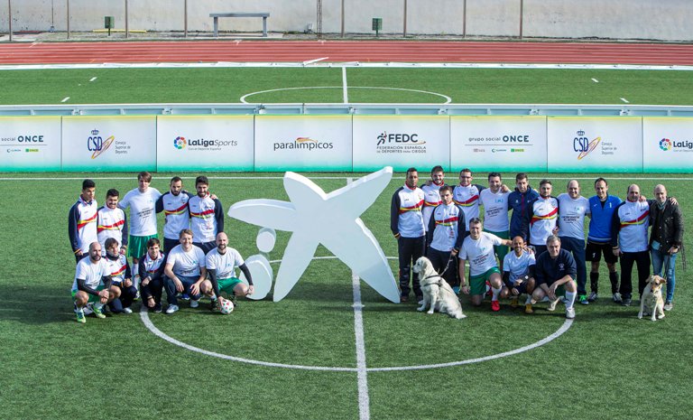 Foto oficial de los empleados CaixaBank y la Selección Española de fútbol para ciegos antes de iniciar el partido de exhibición