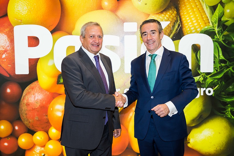 Ángel Villafranca, presidente de lOIVE, y Juan Antonio Alcaraz, director general de CaixaBank