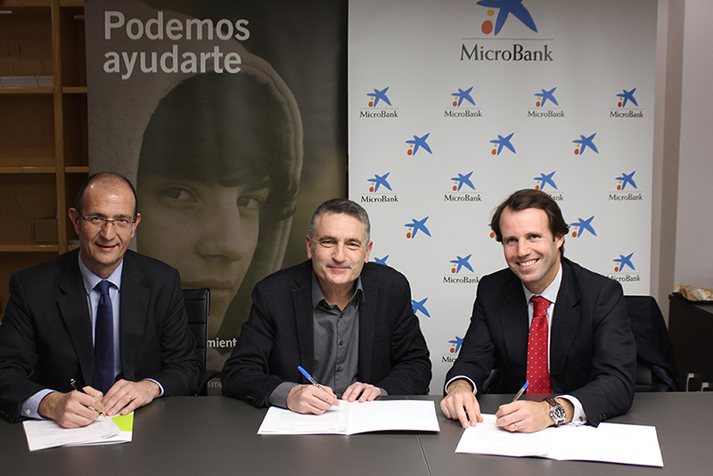 Àngel Soto, director del Área de Negocio de MicroBank, Jaume Raventós, consejero delegado de Ita Salud Mental, y Víctor Barceló, director del Centro de Empresas de CaixaBank, durante la firma del convenio