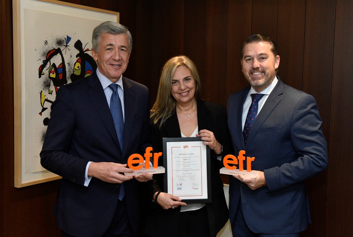 Xavier Coll, director general de Recursos Humanos y Organización de CaixaBank; Clara Boada, directora de Cultura, Igualdad y Diversidad de la entidad; y Rafael Fuertes, director general de la Fundación MásFamilia. 