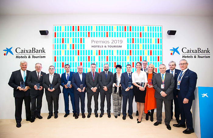 Ganadores de los Premios CaixaBank Hotels&Tourism, acompañados de Manuel Giménez Rasero, consejero de Economía, Empleo y Competitividad de la Comunidad de Madrid, y del equipo de CaixaBank Hotels&Tourism.