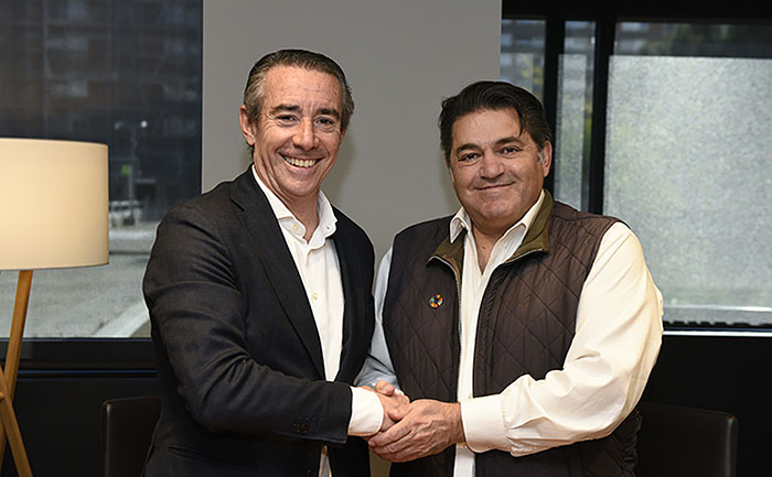 Juan Antonio Alcaraz and Saeed Amidi sign the agreement