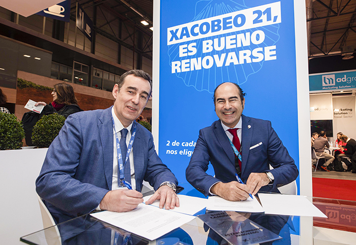 Emilio Barreiro, director de Banca de Empresas de CaixaBank en Galicia, y Cesáreo Pardal, presidente del clúster de turismo de Galicia.