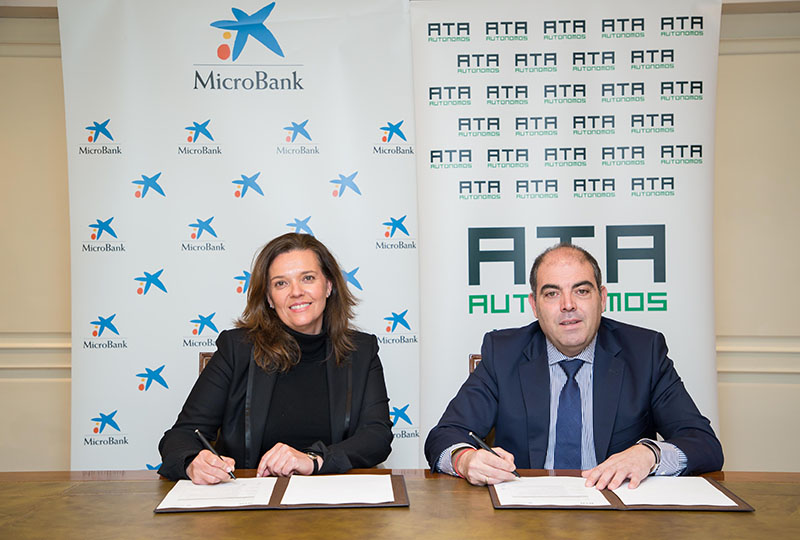 Ana María Díez, consejera de MicroBank, y Lorenzo Amor, presidente de ATA, durante la firma del convenio