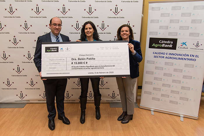 Antonio J. Ramos, director de la CÁtedra AgroBank; Belén Patiño, la investigadora principal del proyecto premiado; y Ana Díez, directora ejecutiva de negocios y emprendedores de CaixaBank.