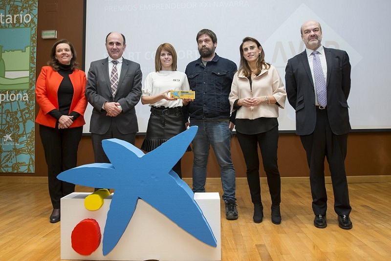 Ana Díez Fontana, Directora Ejecutiva de Negocios y Emprendedores de CaixaBank; Manu Ayerdi, consejero de Desarrollo Económico y Empresarial del Gobierno de Navarra; Aida Loperena y Gabriel Viscarret, fundadores de Smart Comfort, Isabel Moreno, Directora Territorial Ebro de CaixaBank y Pedro Da Silva, director económico de Enisa