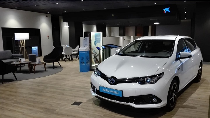 Imagen de un Toyota Auris en una oficina Store CaixaBank en una de las múltiples campañas de renting de la entidad