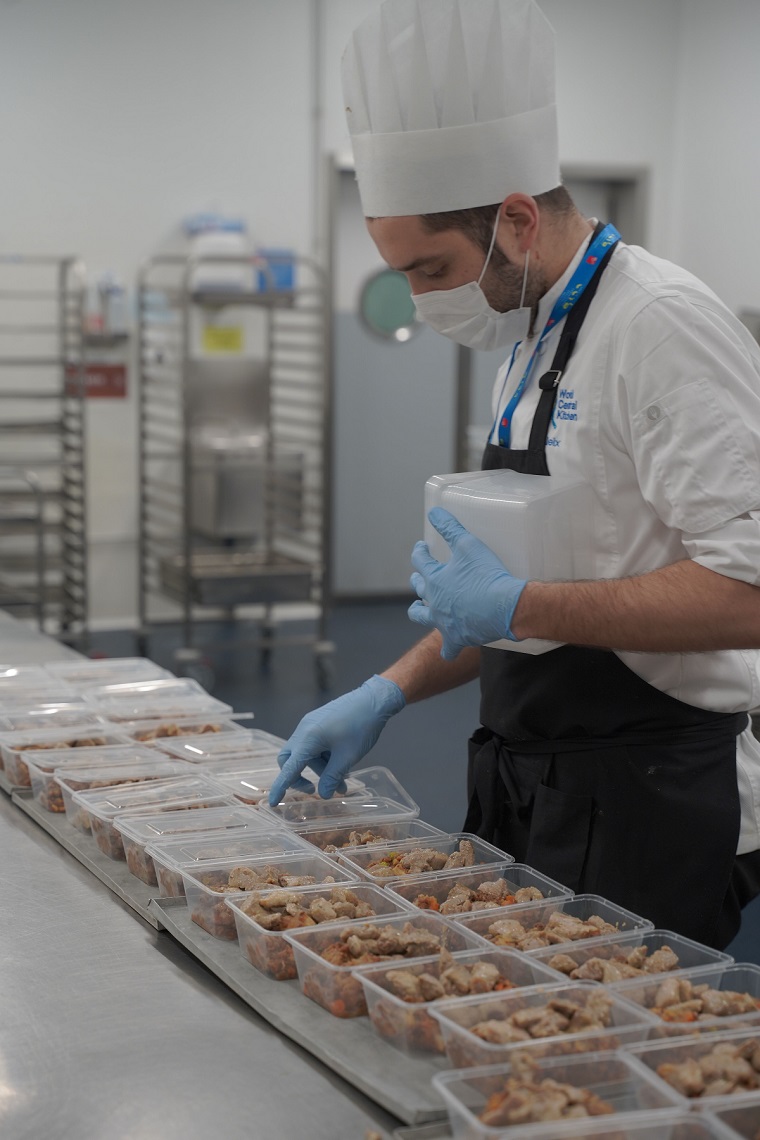Voluntarios colaboran con la campaña solidaria de emergencia en favor de los Bancos de Alimentos