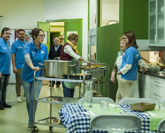 Colaboración de voluntarios “la Caixa” participan en la actividad diaria de los comedores sociales