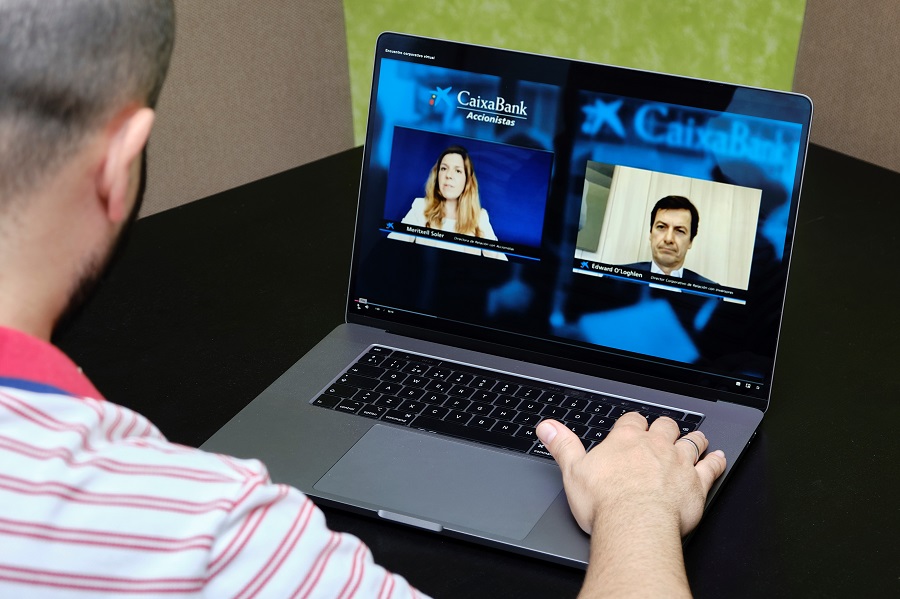 Un accionista asiste a un encuentro corporativo virtual
