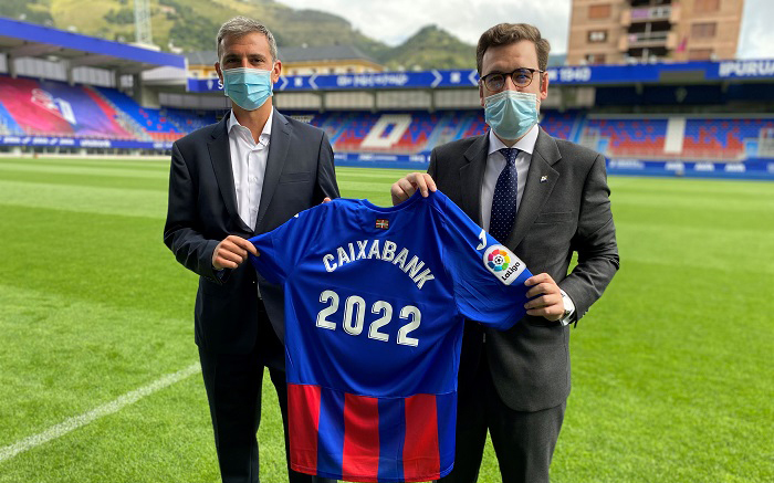 Jon Ander Ulazia, Consejero Delegado de la SD Eibar, y Joakin Zubiria, Director de Área de Negocio de CaixaBank en Gipuzkoa, han firmado el acuerdo de renovación que vincula a ambas entidades hasta 2022