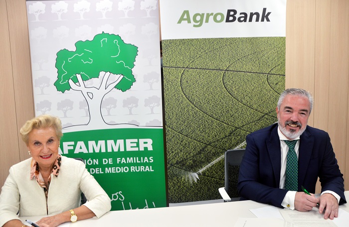 Carmen Quintanilla, directora de Afammer, y Carlos Seara, director de AgroBank