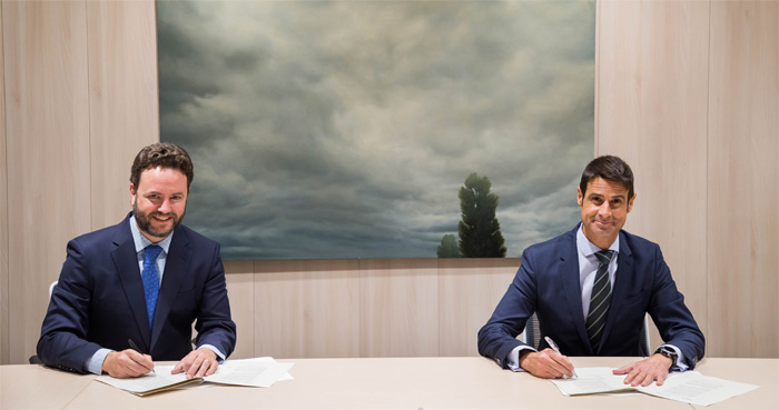 Iker Beraza y Daniel Caballero, durante la firma del acuerdo.