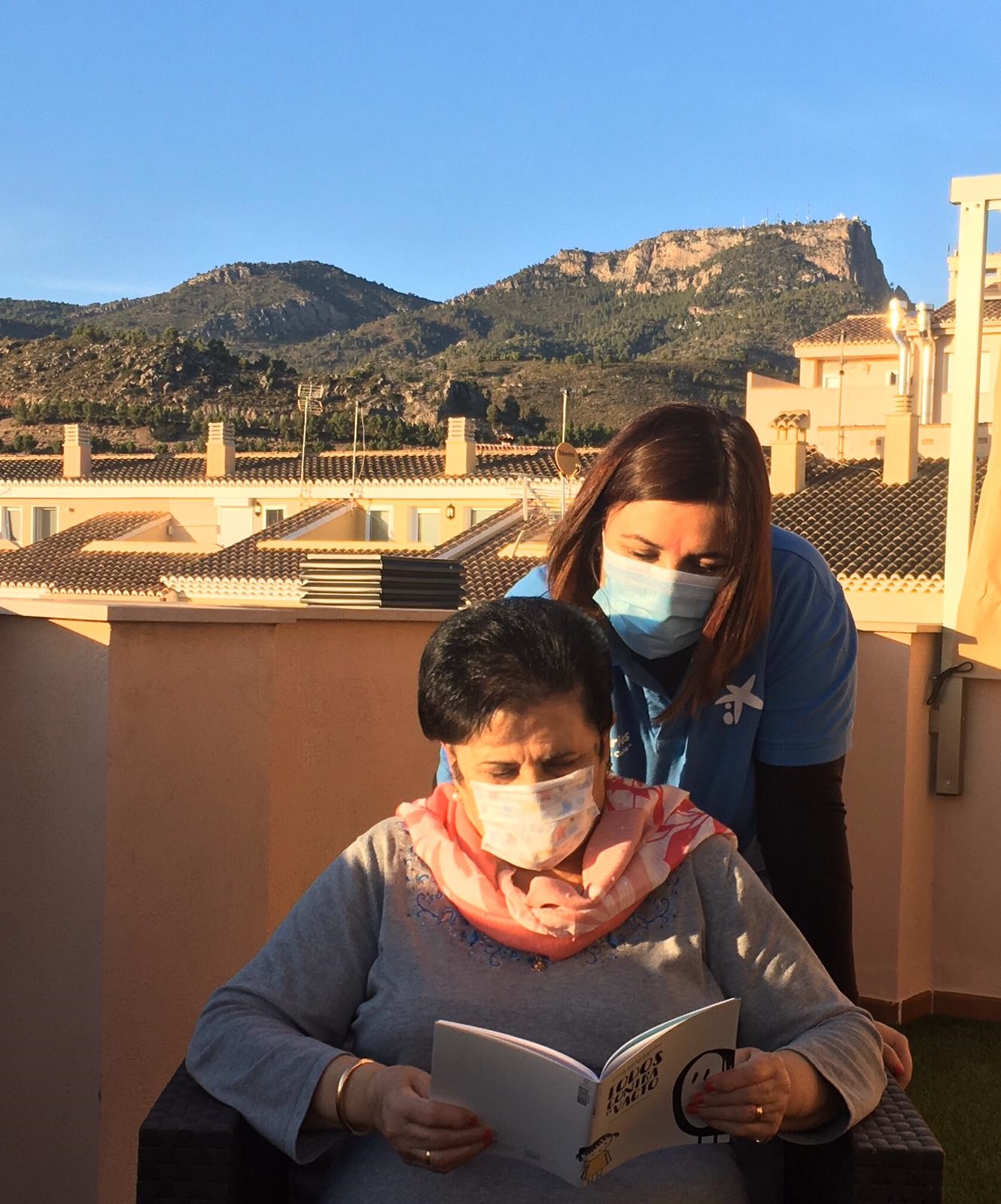Voluntaria de “la Caixa” participa en una actividad de lectura