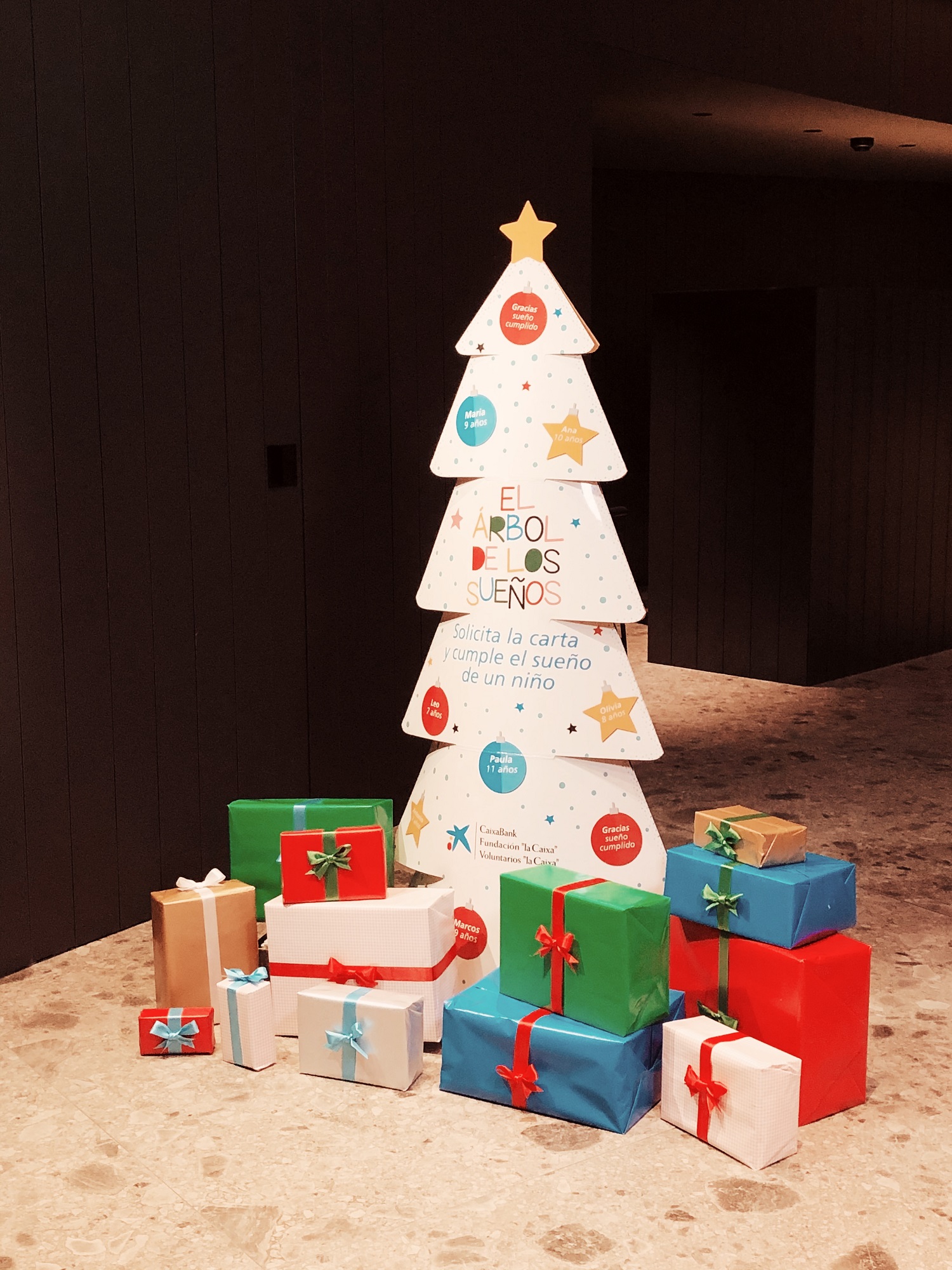 Árbol de los sueños instalado en una de las 4.000 oficinas de CaixaBank