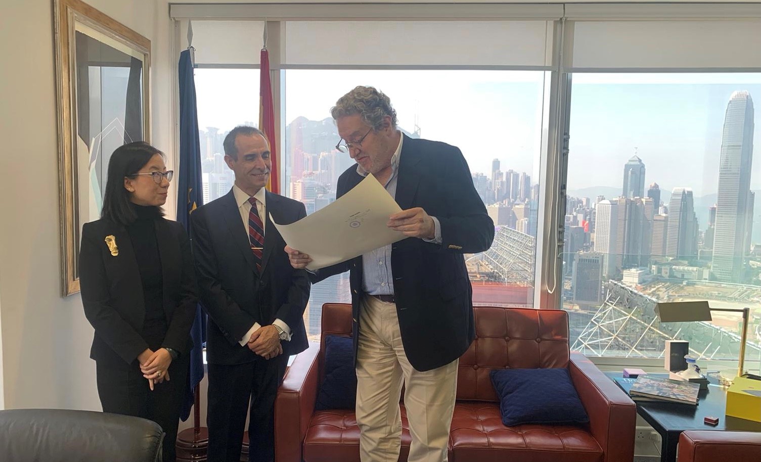 De izquierda a derecha: Min Cai, directora de la oficina de representación de CaixaBank en Hong Kong; Xavier Serrado, delegado de CaixaBank en Asia; y Miguel Bauzá, cónsul general de España en Hong Kong.