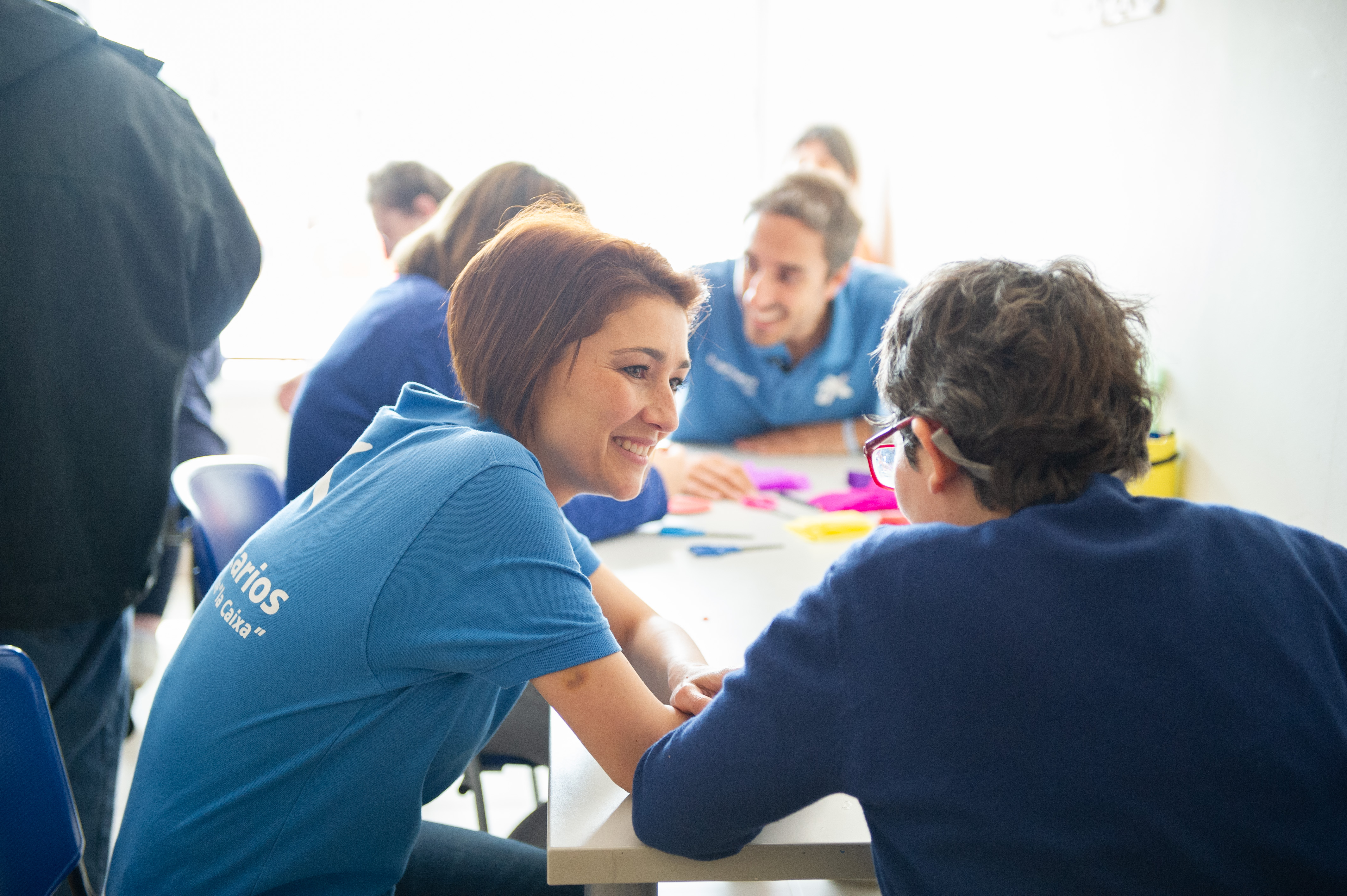 Voluntario participando en una de las más de 7.000 actividades solidarias anuales impulsadas por el programa de Voluntariado de CaixaBank
