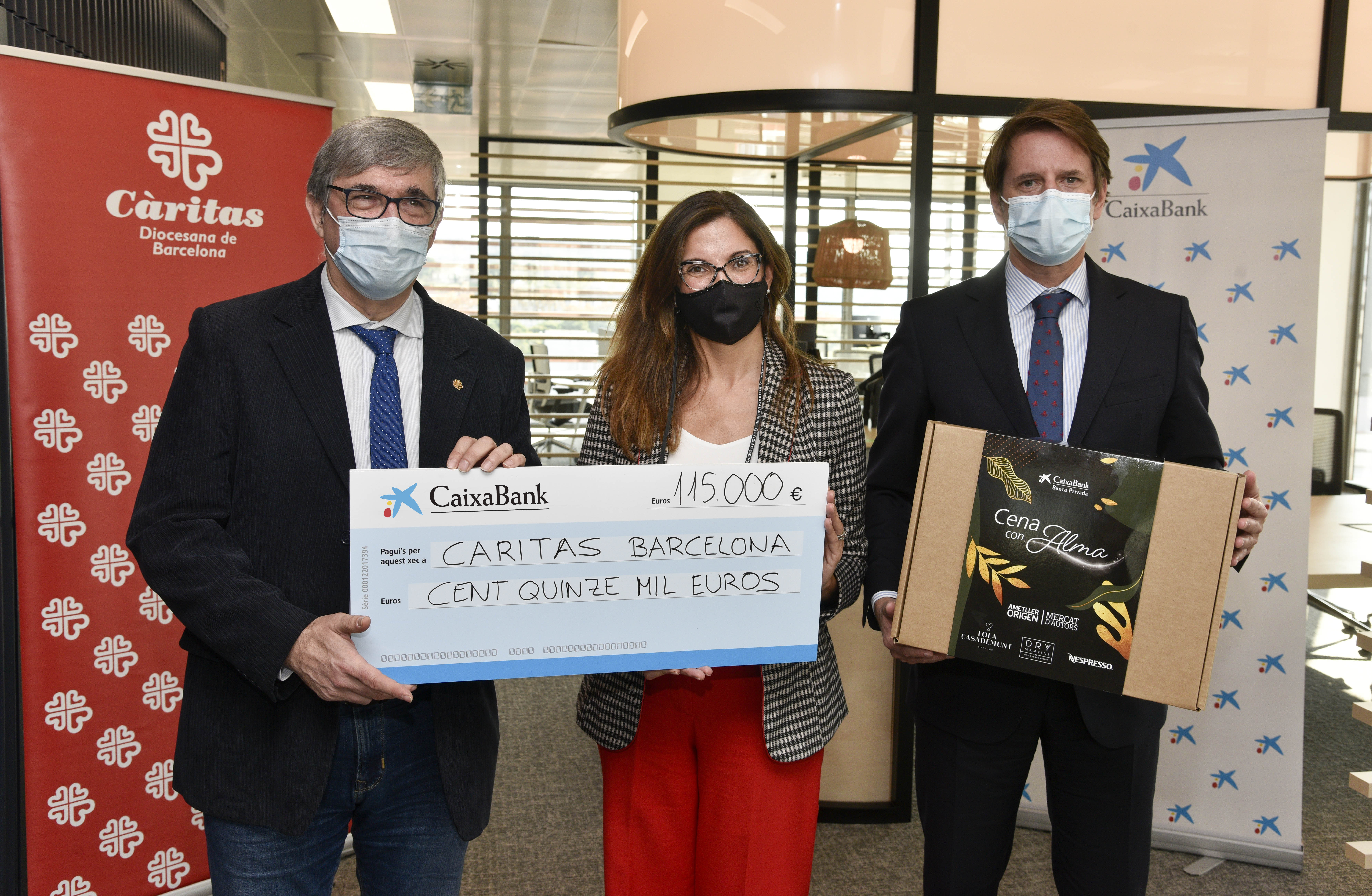 Salvador Busquets, director de Càritas Diocesana de Barcelona, Maria Alsina, directora territorial de CaixaBank a Barcelona, i Sergio Rodríguez, director comercial de Banca Privada de la Direcció Territorial de Barcelona