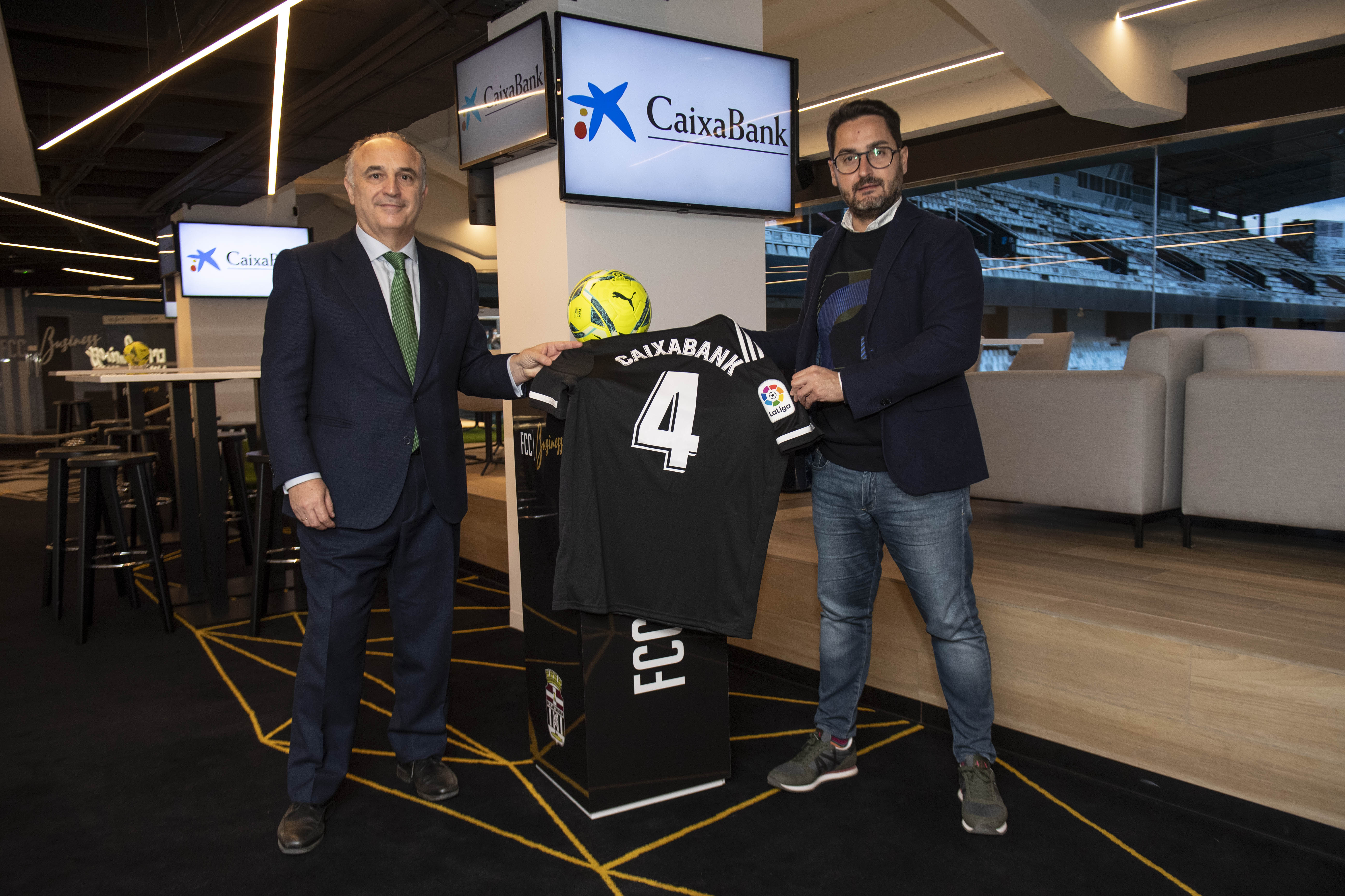 En el acto de la firma del acuerdo han estado presentes Paco Belmonte, presidente del FC Cartagena, y Juan Ignacio Zafra, director territorial de CaixaBank en Murcia y Andalucía Oriental.