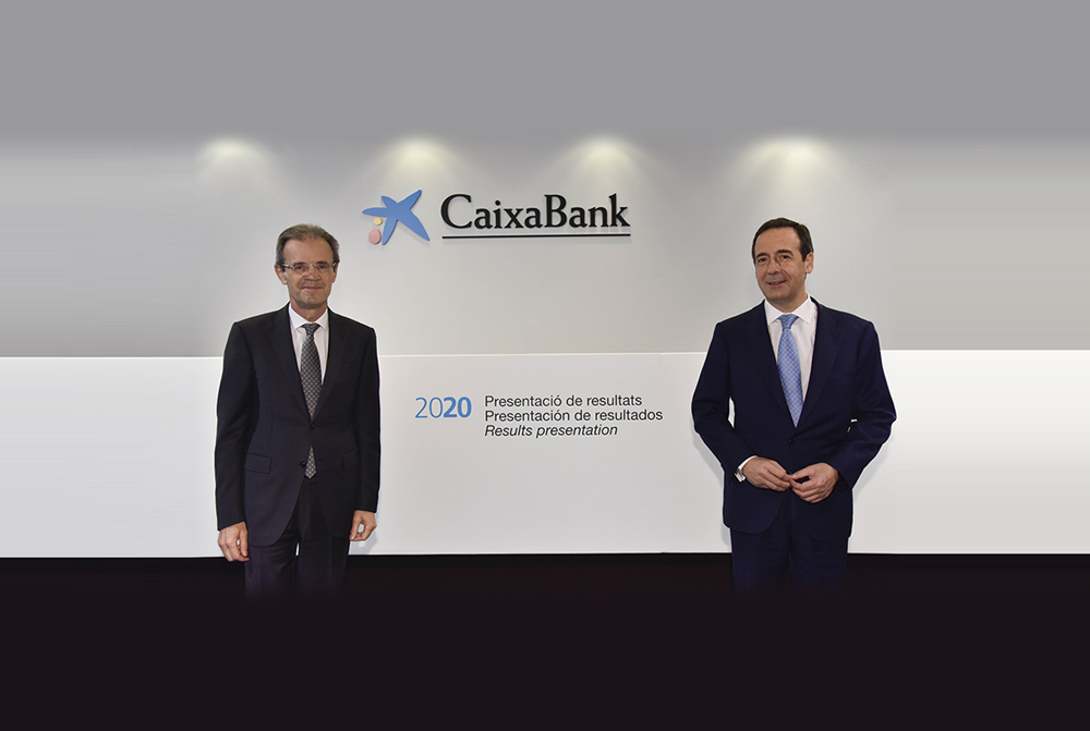 Imagen de Jordi Gual y Gonzalo Gortázar en la presentación de resultados 2020 de CaixaBank