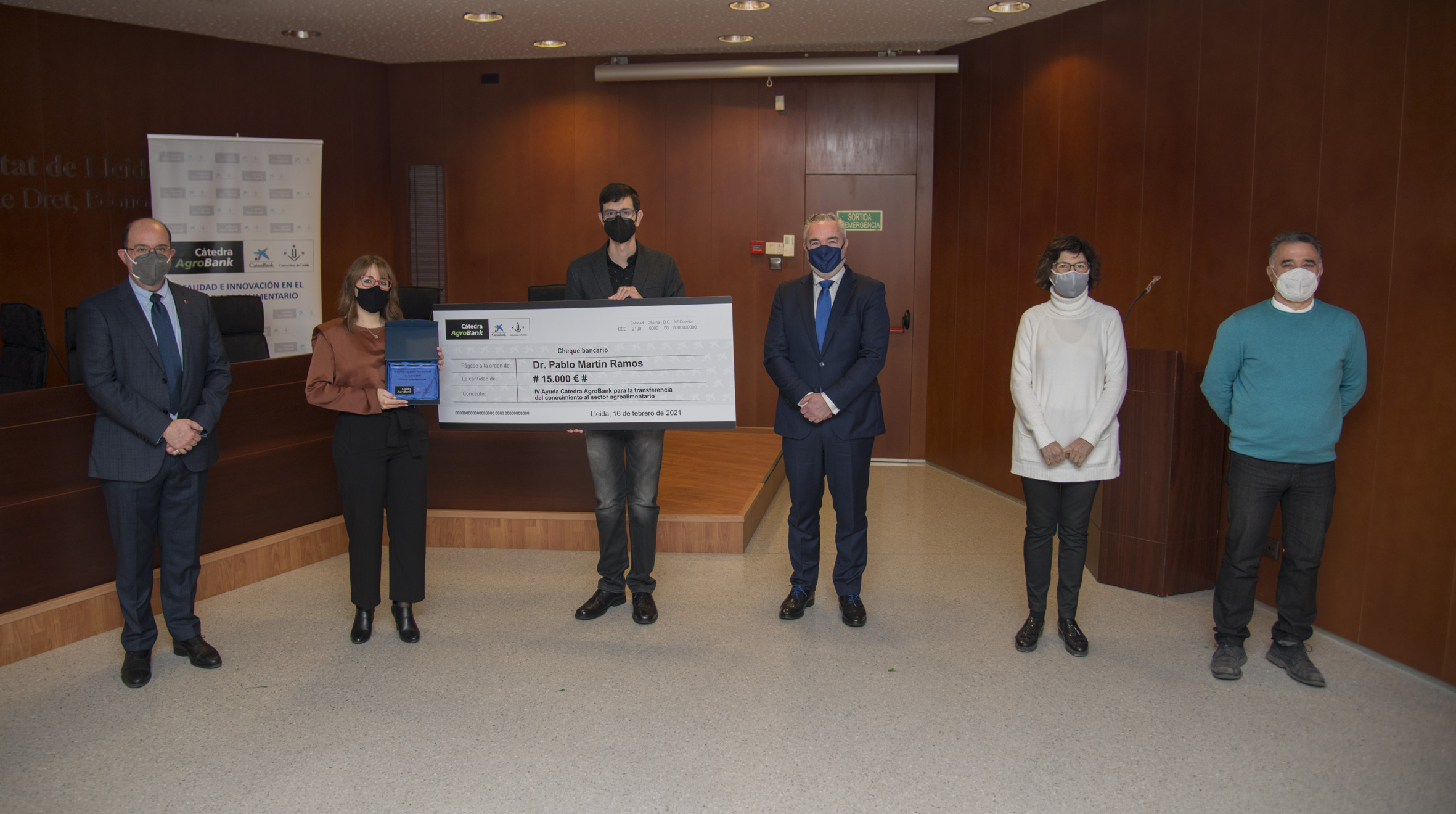 Irina Torres, ganadora a la mejor Tesis Doctoral de la Cátedra AgroBank, y Pablo Martín, ganador de la Convocatoria de ayudas para la transferencia del conocimiento al sector agroalimentario, recogen el premio junto a los representantes institucionales.