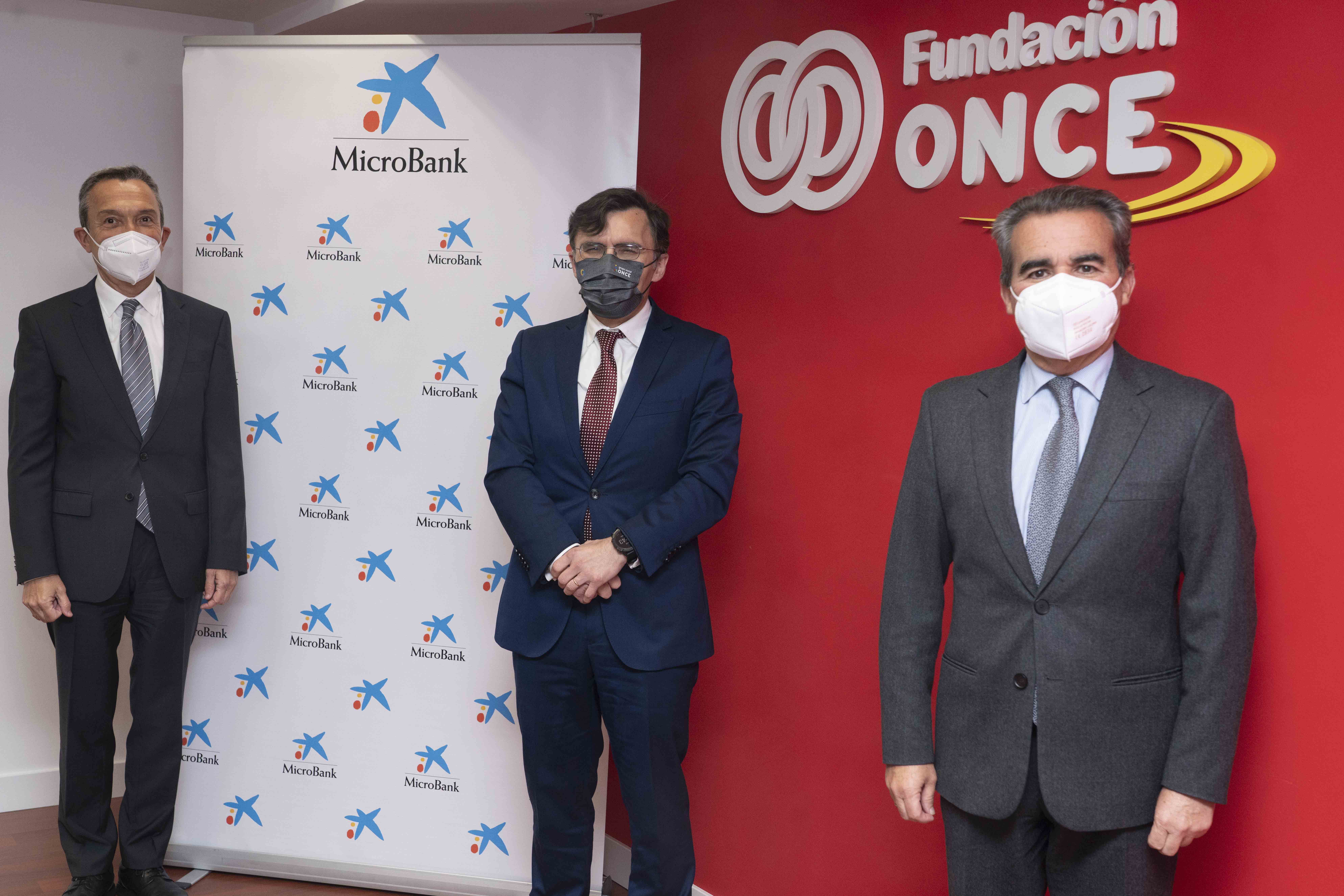 El presidente de MicroBank, Juan Carlos Gallego; el vicepresidente ejecutivo de Fundación ONCE, Alberto Durán; y el director territorial de Madrid Metropolitana de CaixaBank, Rafael Herrador, en la firma del convenio 