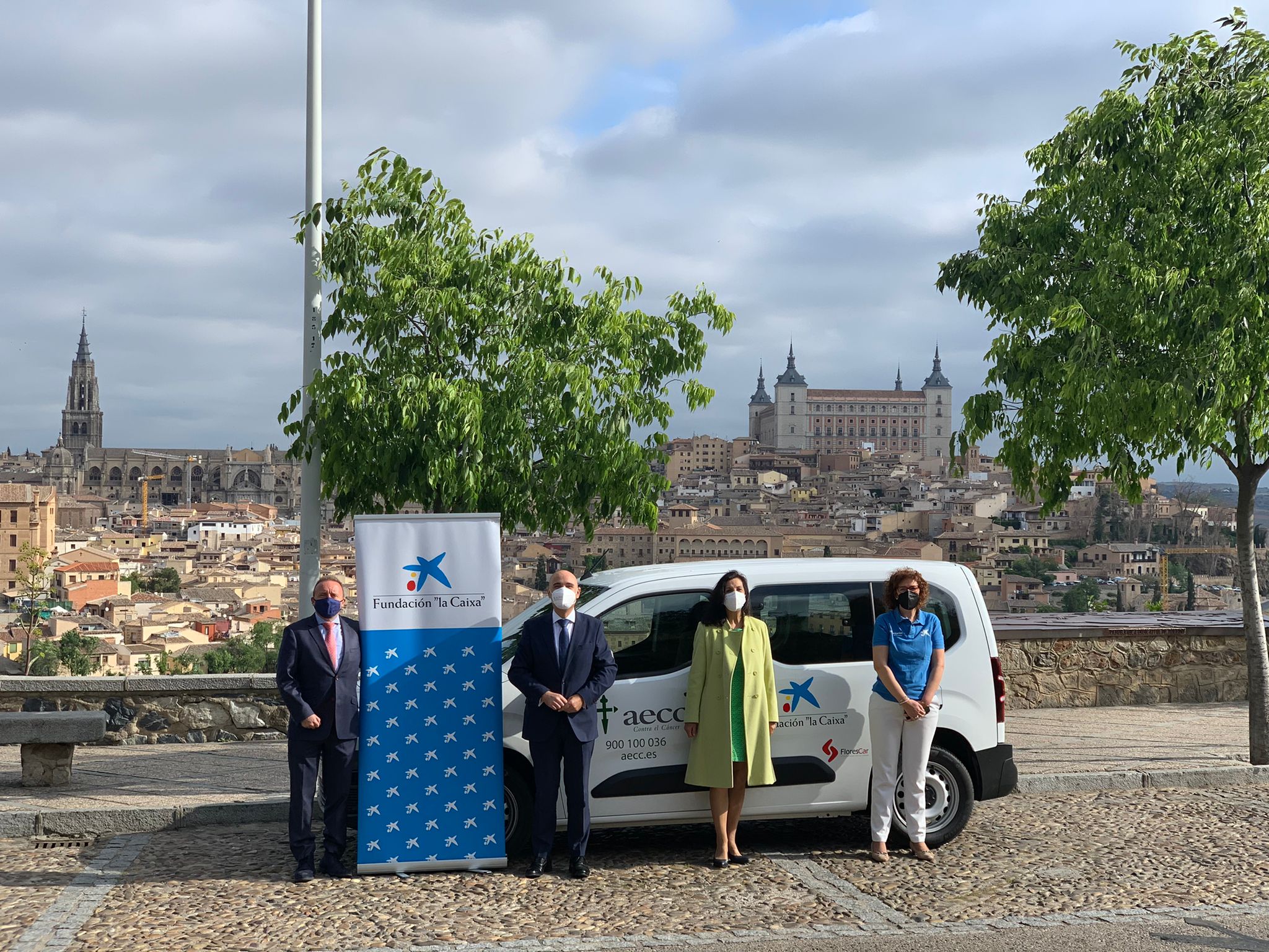 El César Jimeno, responsable de Acción Social de Castilla - La Mancha, el director territorial de CaixaBank en Castilla - La Mancha, Jaime Campos, la presidenta de la AECC en Toledo, Lucia Rodríguez Rodríguez y Yolanda Arenas, presidenta de los voluntarios de CaixaBank en Castilla - La Mancha  