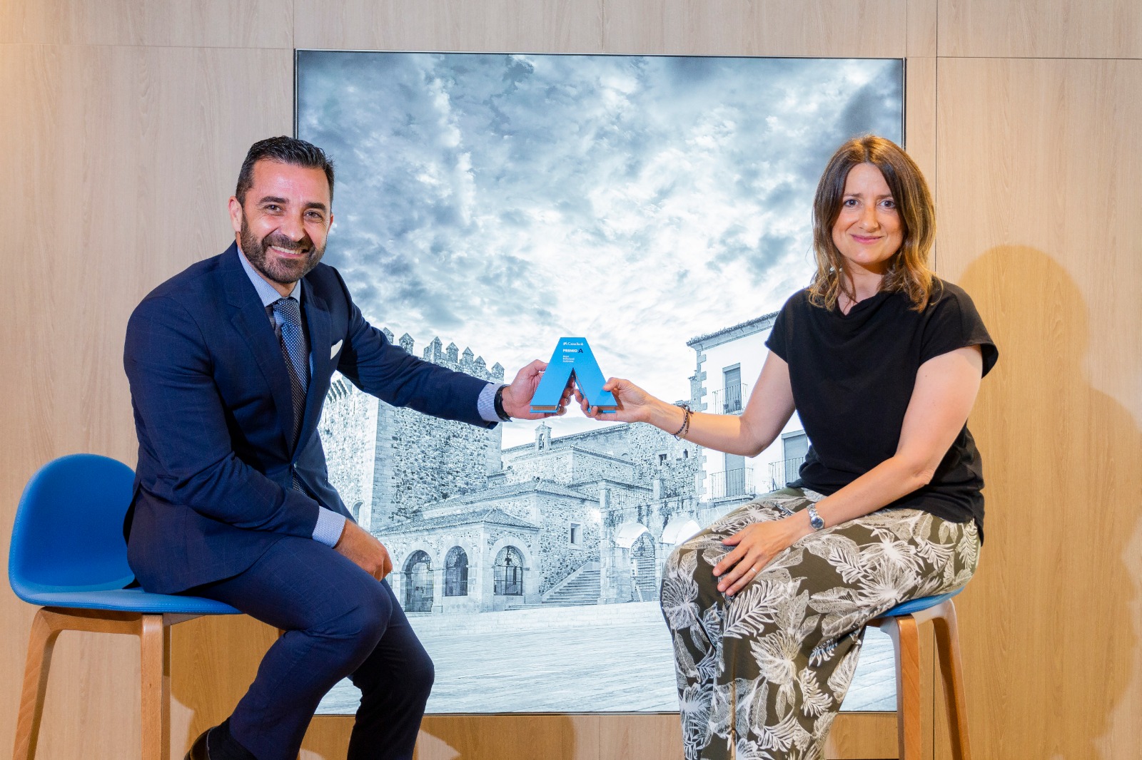César Corcho, director comercial de CaixaBank en Extremadura entrega el premio a Maria Elena García, ganadora regional