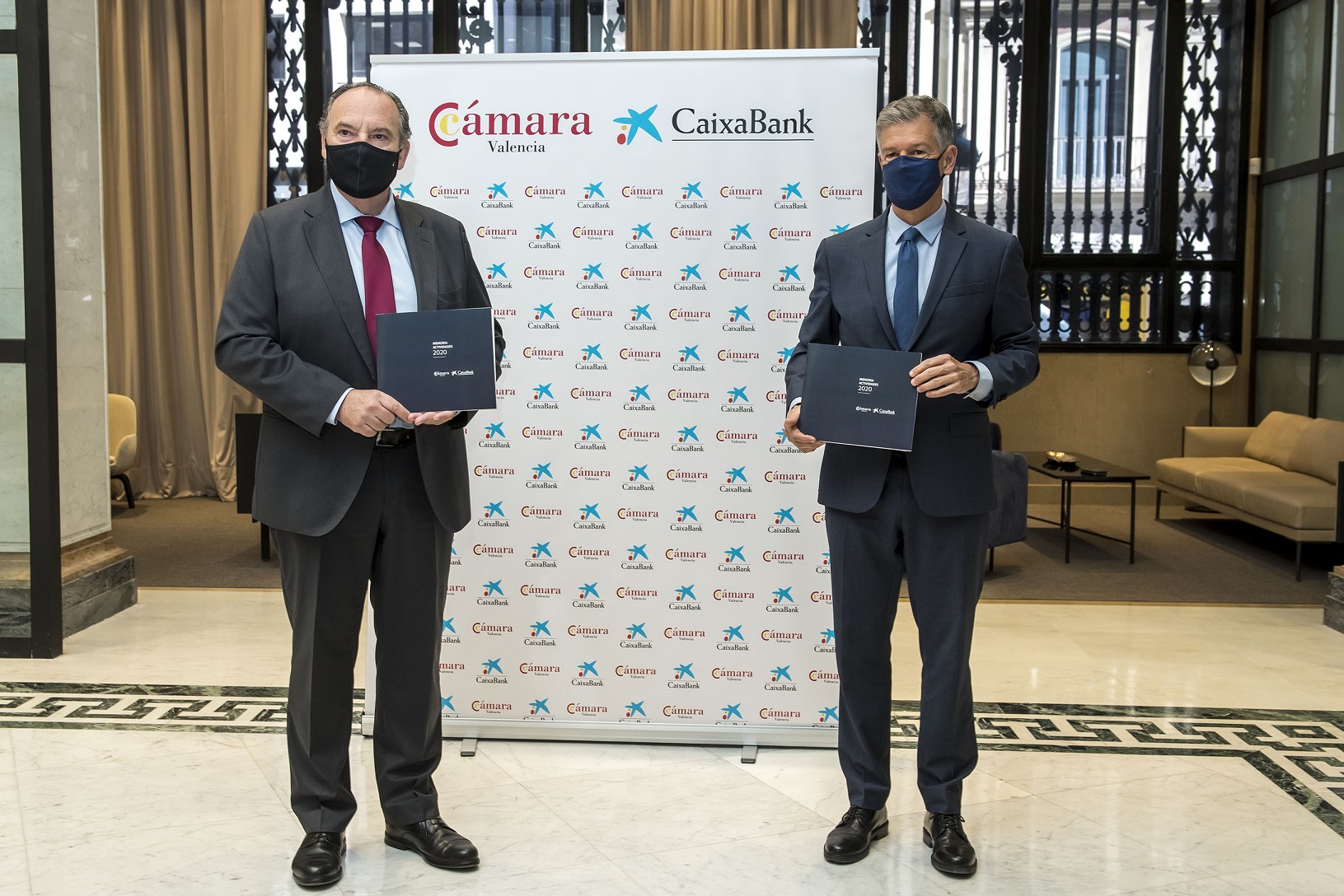 El presidente de Cámara Valencia, José Vicente Morata, y el director territorial de CaixaBank en la Comunitat Valenciana, Xicu Costa.