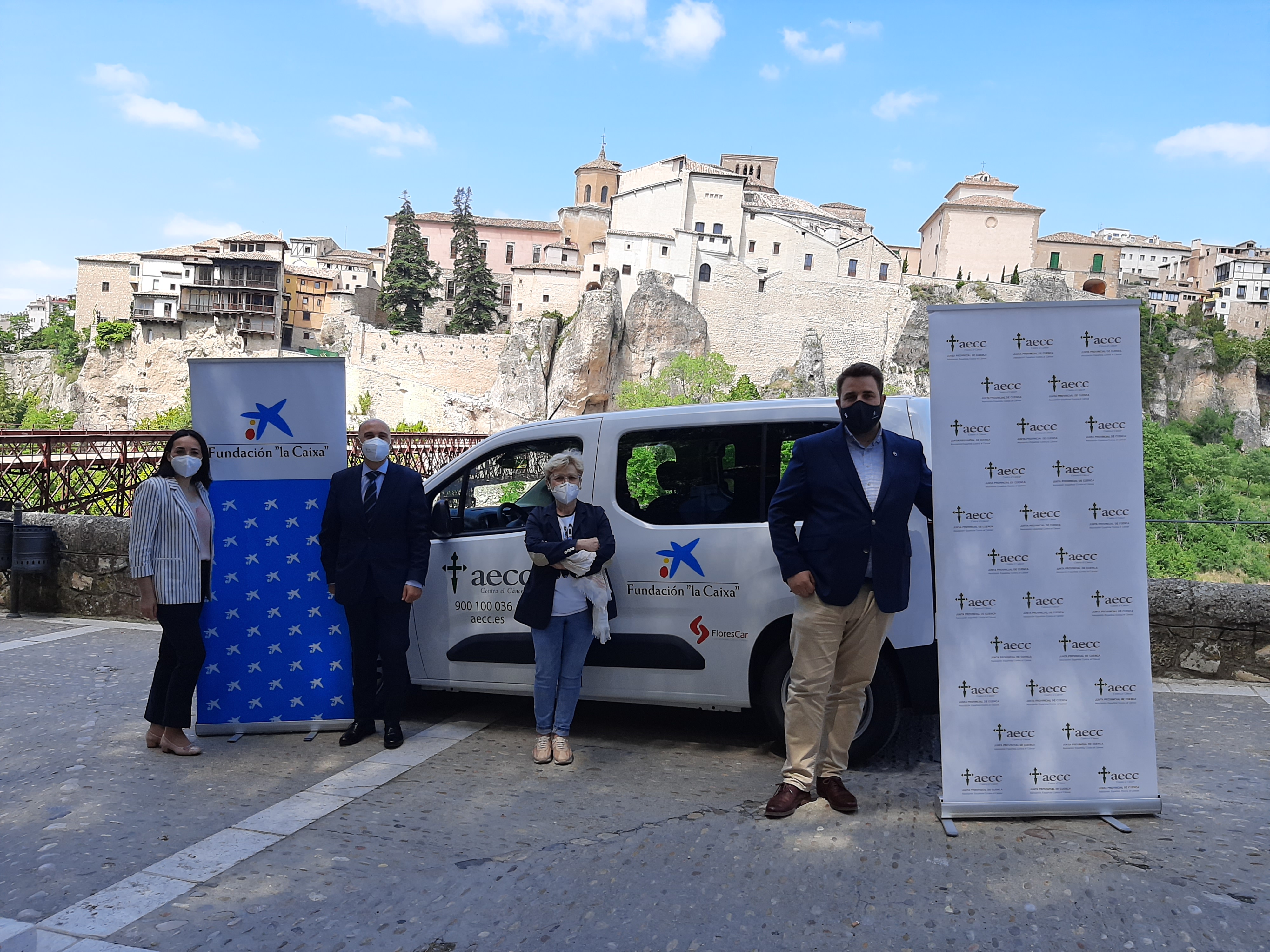 El director territorial de CaixaBank en Castilla -La Mancha, Jaime Campos y la presidenta de la AECC en Cuenca, Maria Dolores Serrano.
