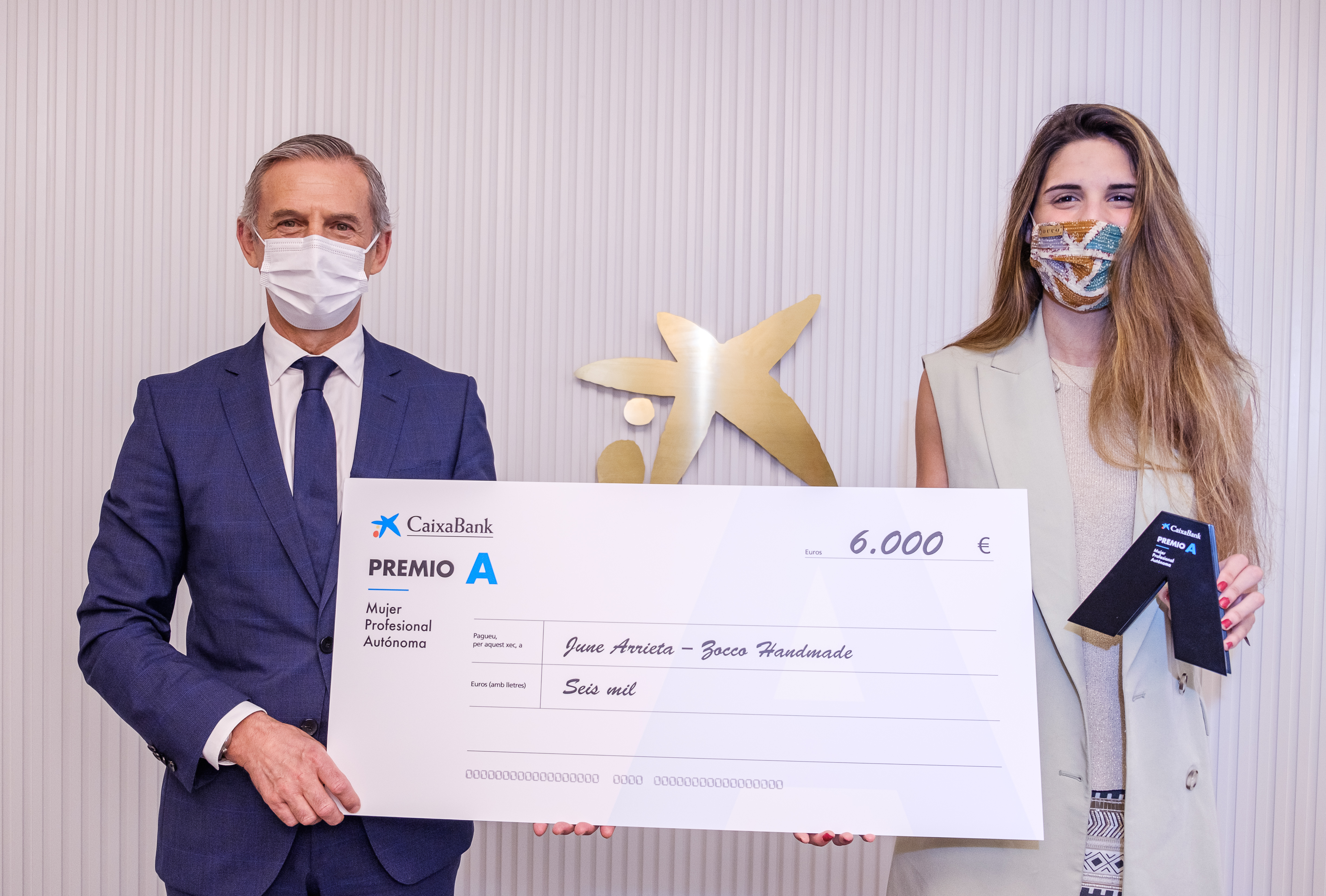 June Arrieta recibe el Premio A de manos de Juan Pedro Badiola, Director Territorial Norte de CaixaBank